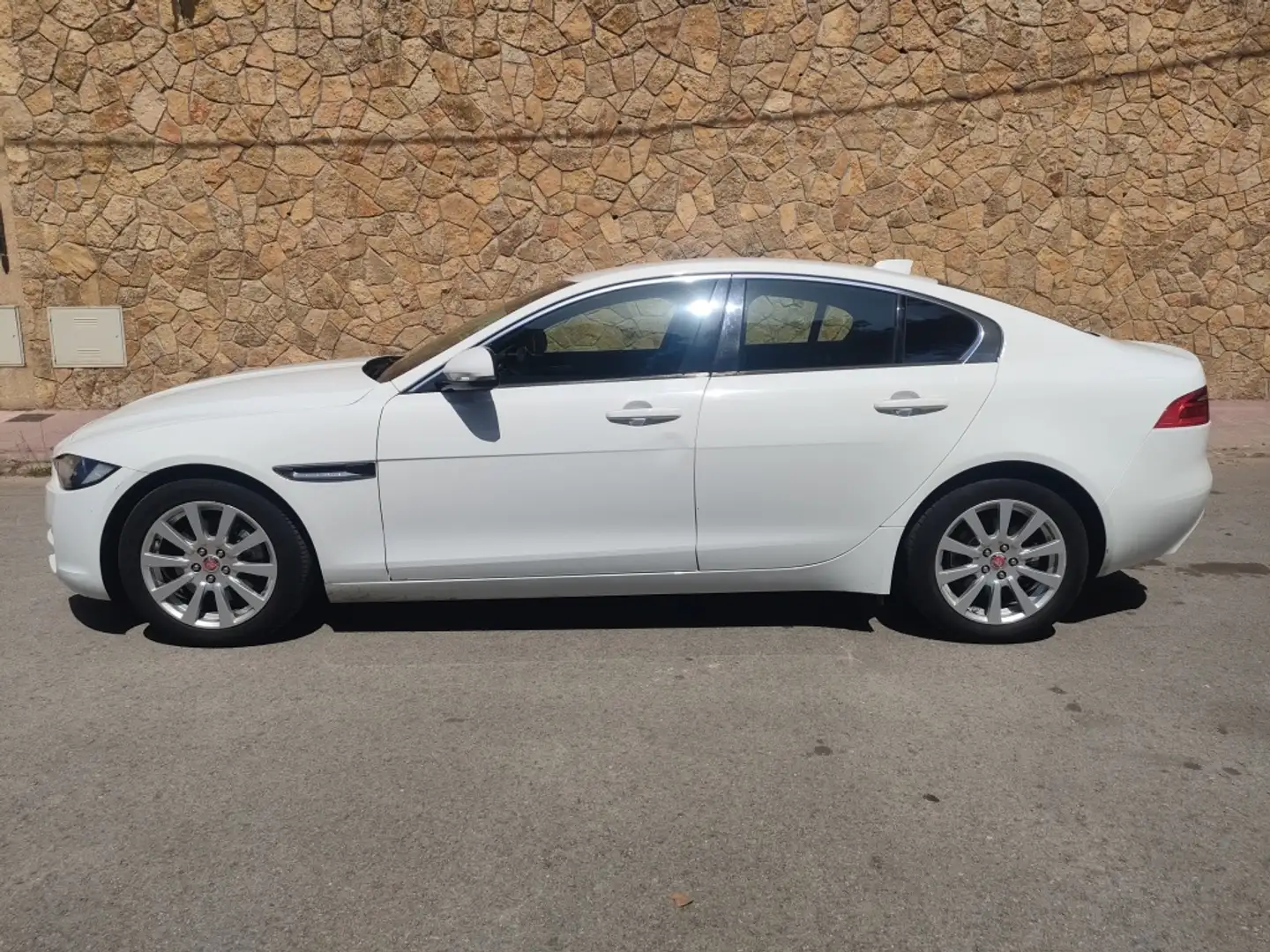 Jaguar XE 2.0 Diesel Portfolio 180 Blanc - 2