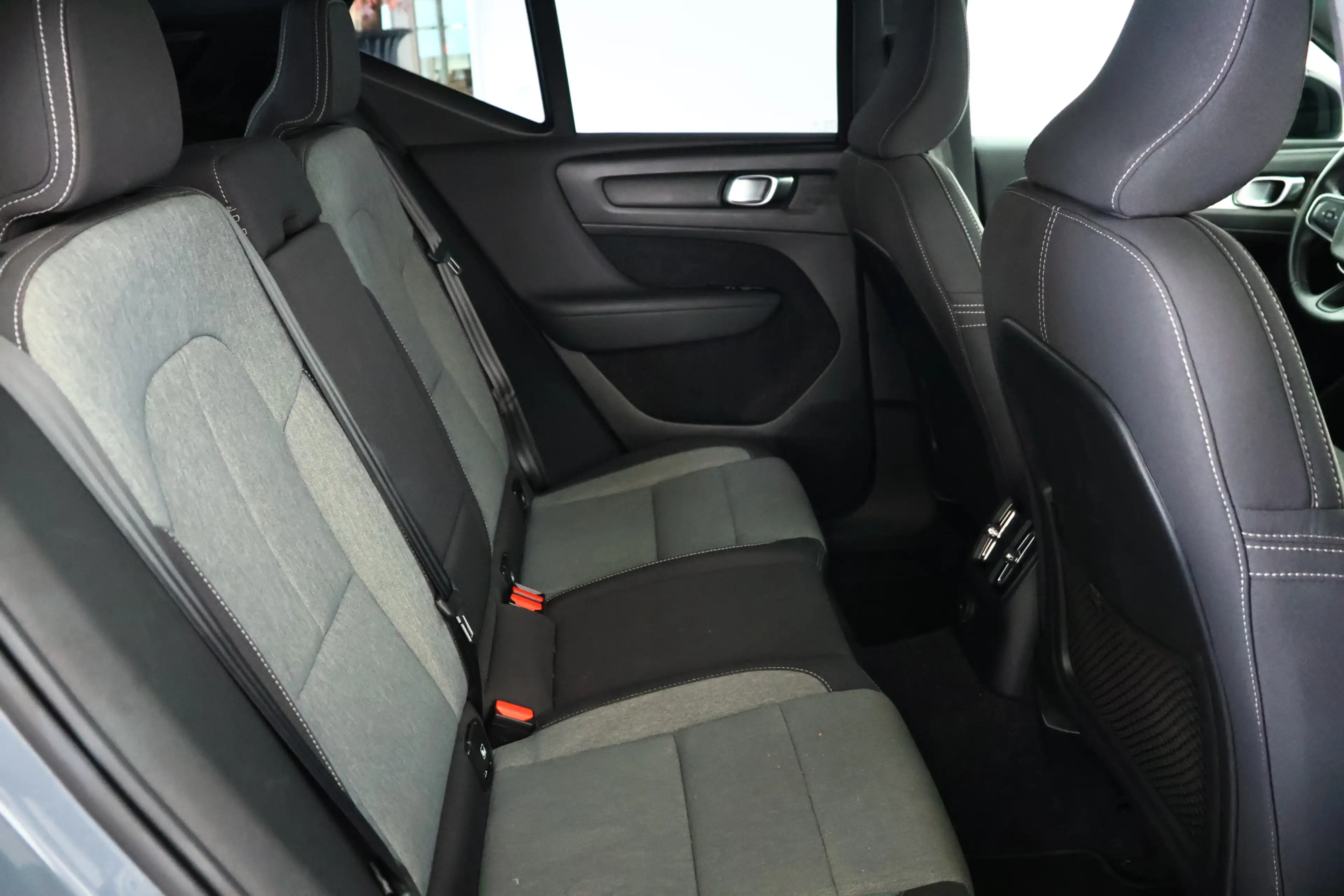 Volvo XC40 1.5 T5 Recharge R-Design / LED / Navi / CarPlay / — photo 14