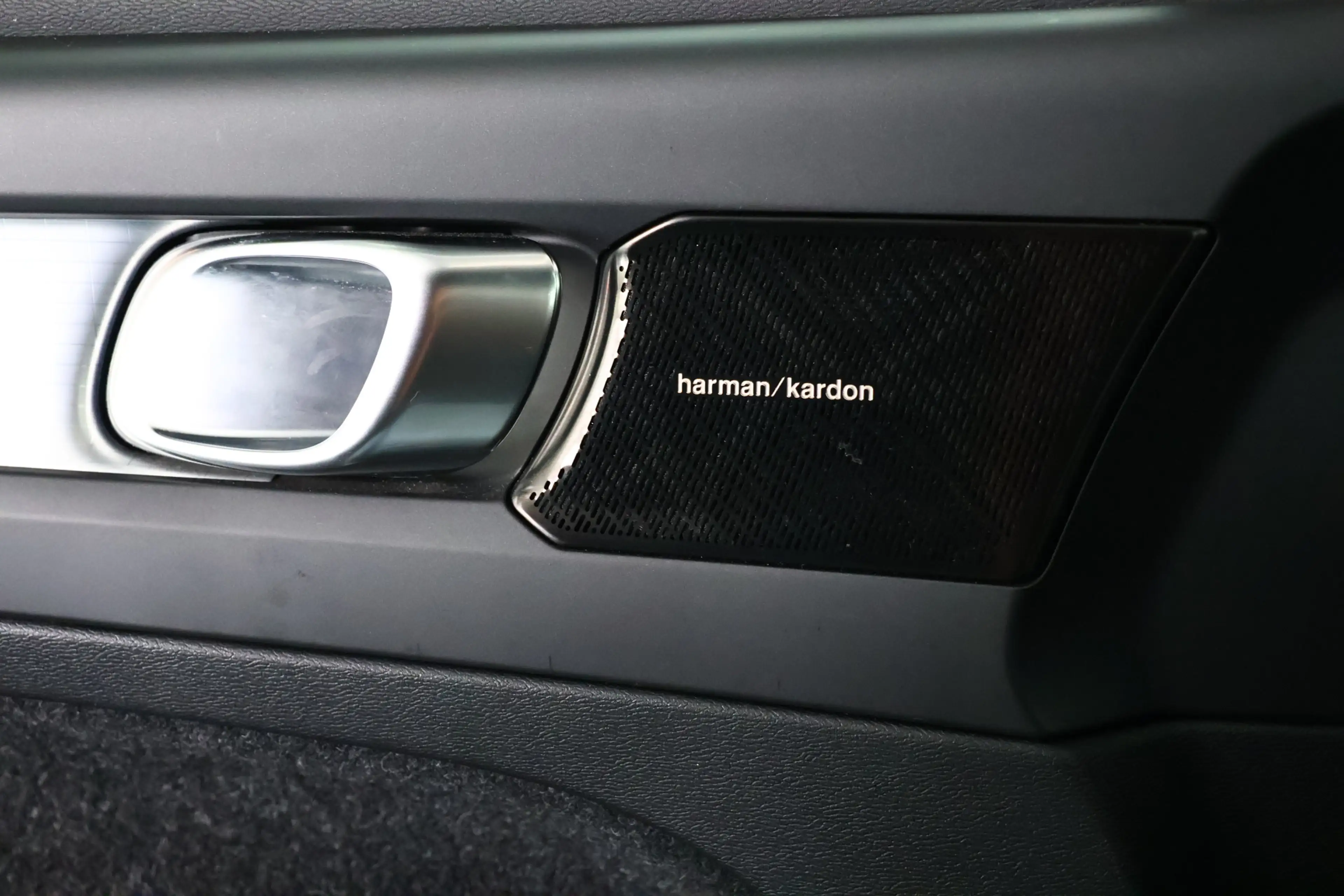 Volvo XC40 1.5 T5 Recharge R-Design / LED / Navi / CarPlay / — photo 18