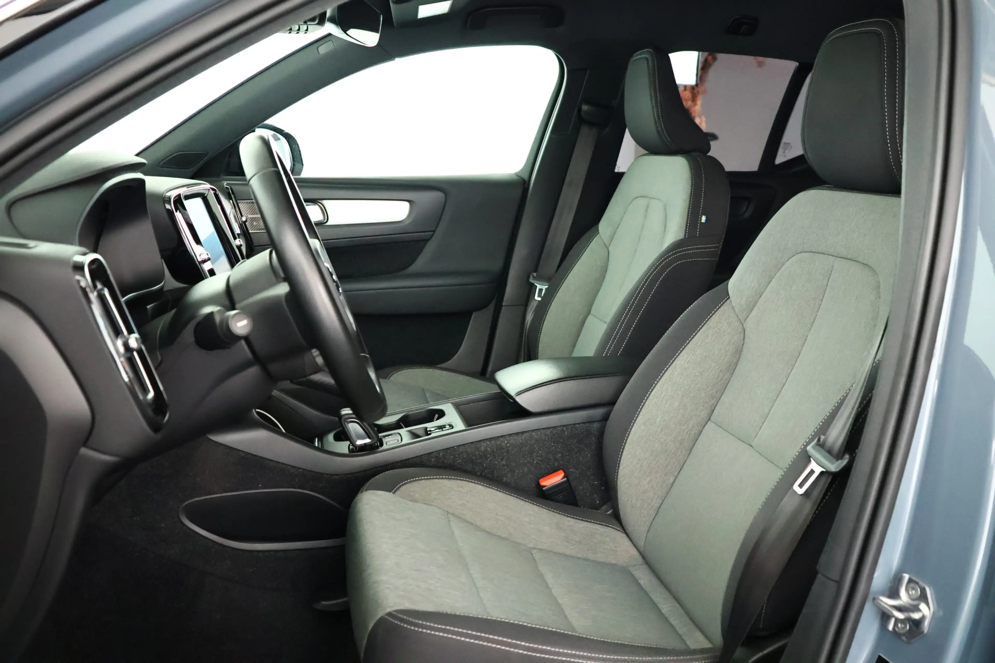 Volvo XC40 1.5 T5 Recharge R-Design / LED / Navi / CarPlay / — photo 12