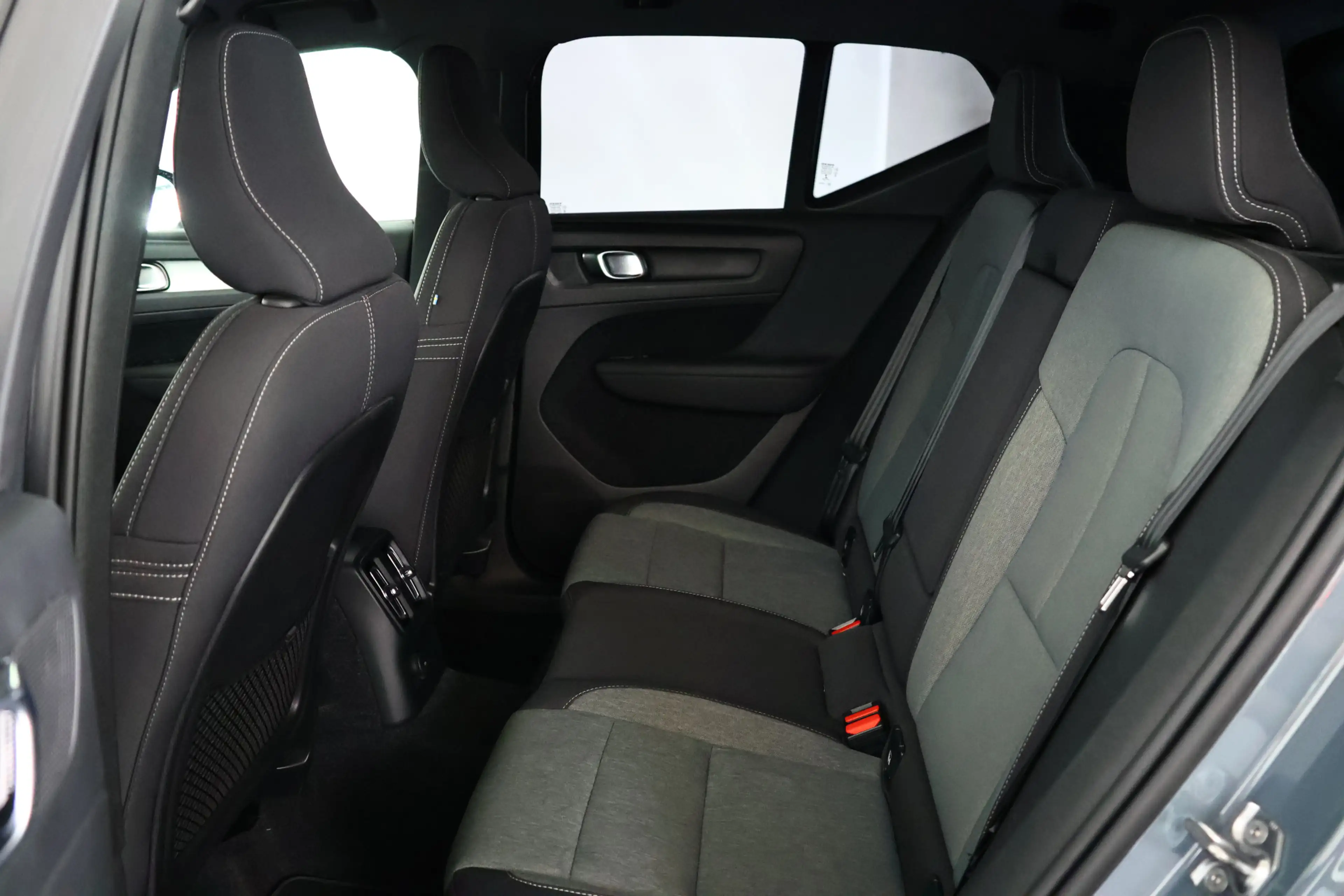 Volvo XC40 1.5 T5 Recharge R-Design / LED / Navi / CarPlay / — photo 13