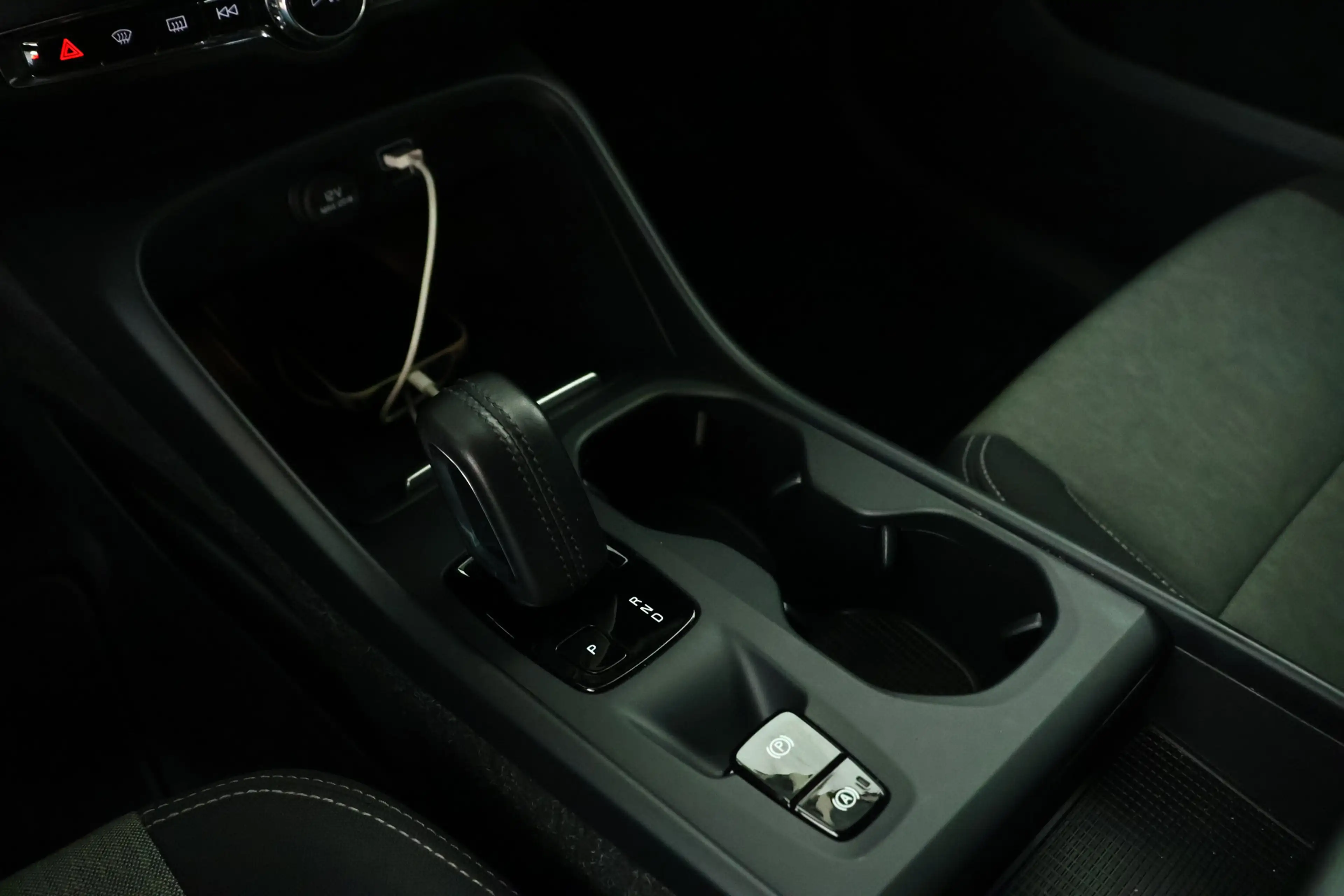 Volvo XC40 1.5 T5 Recharge R-Design / LED / Navi / CarPlay / — photo 17