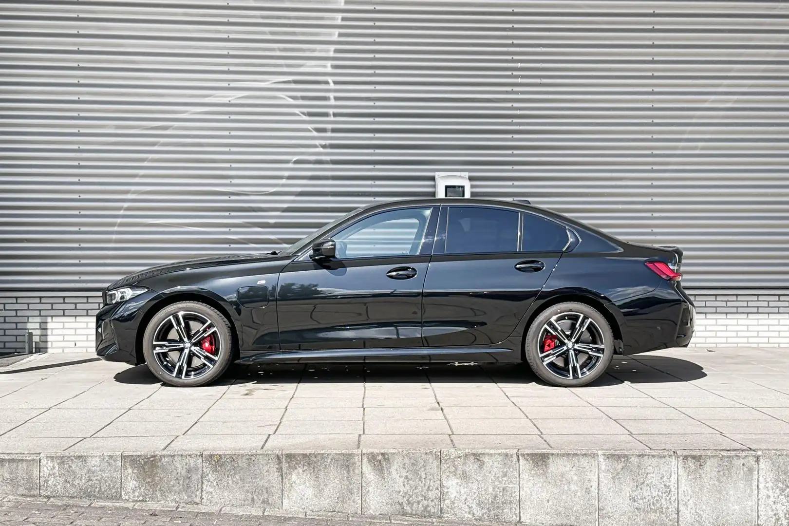 BMW 330 3 Serie Sedan 330e Zwart - 2