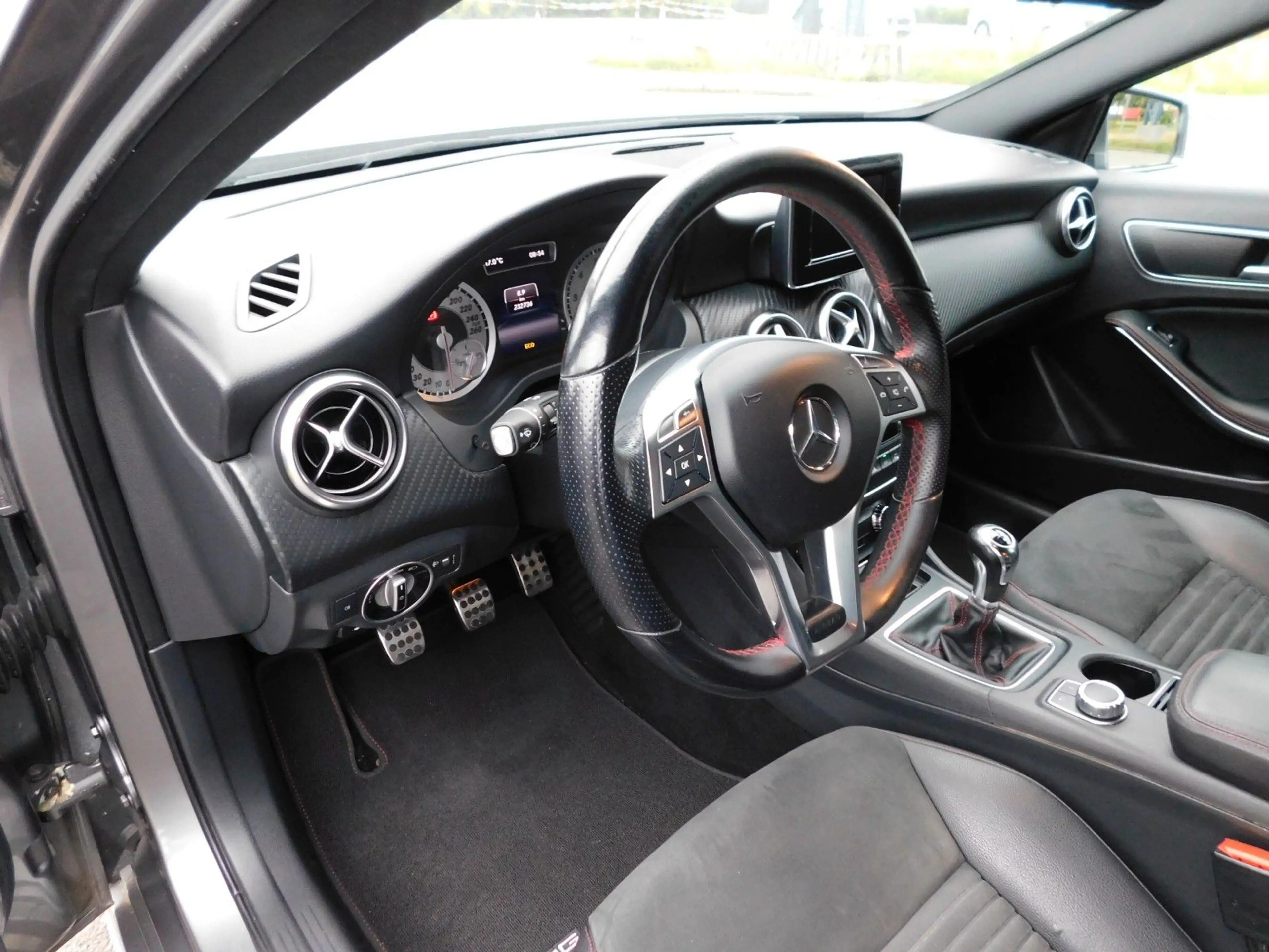 Mercedes-Benz A 200 AMG Line — photo 13