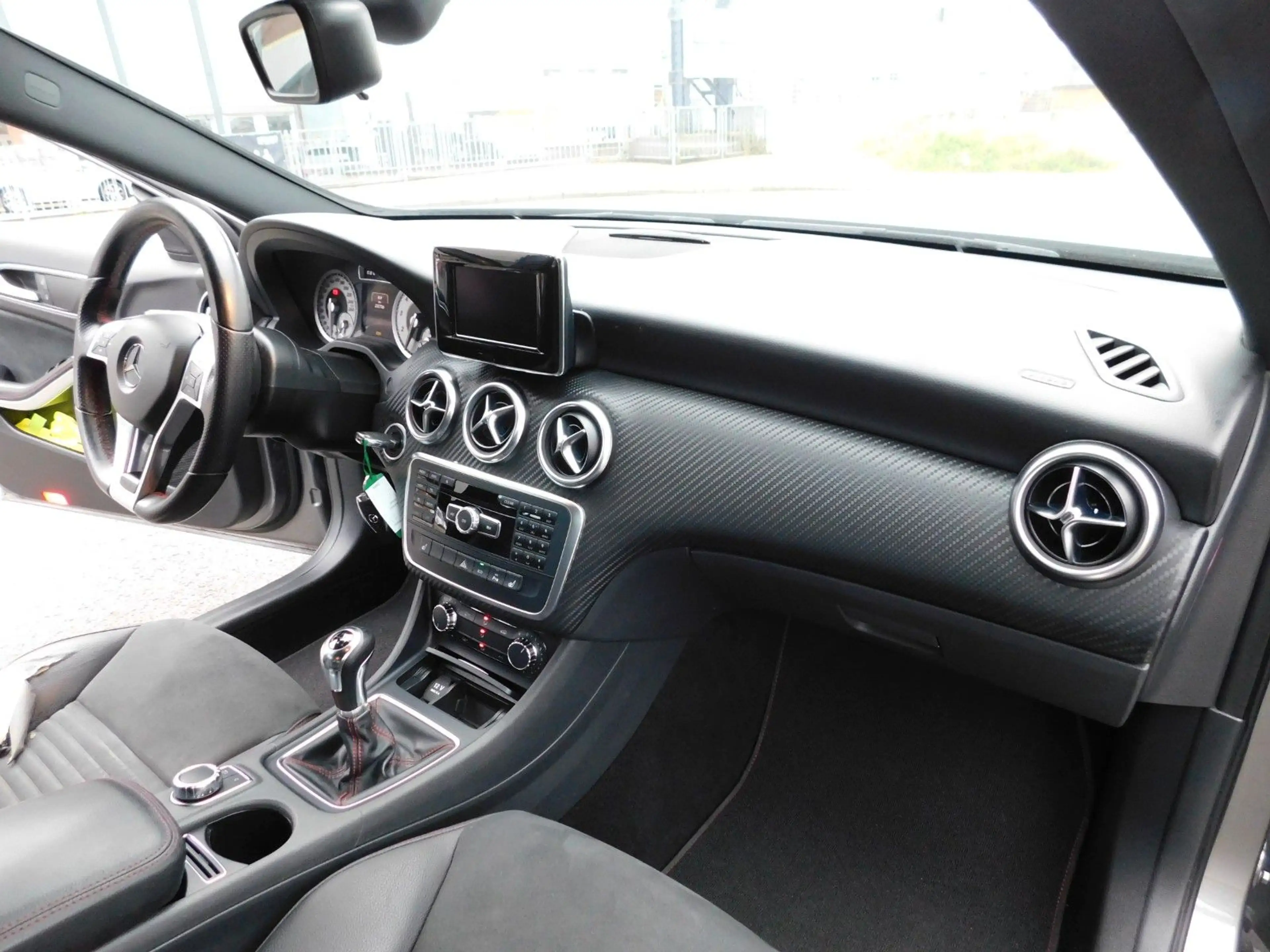 Mercedes-Benz A 200 AMG Line — photo 11