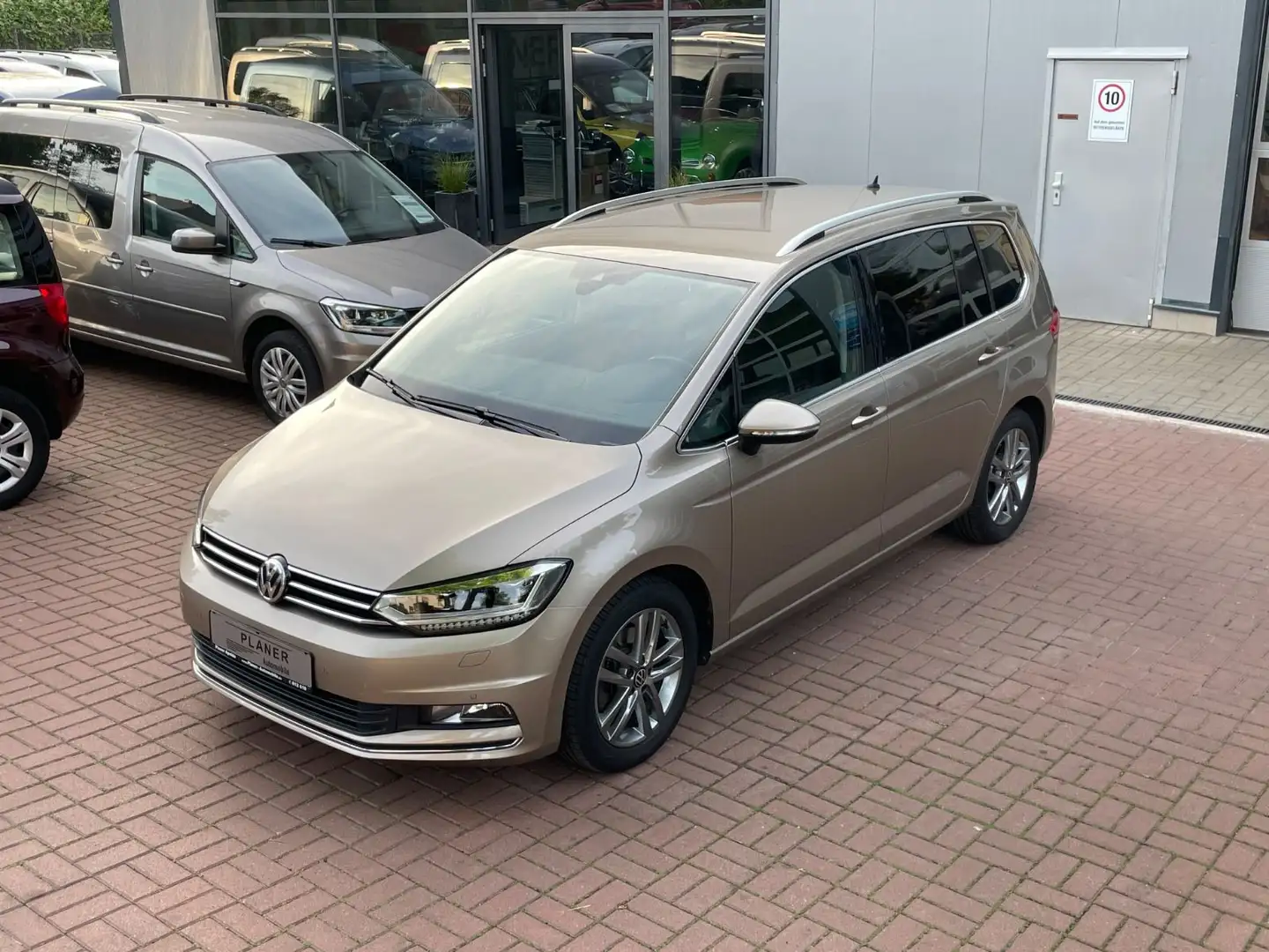 Volkswagen Touran Highline DSG App LED AHK Standh. HU neu Beige - 2