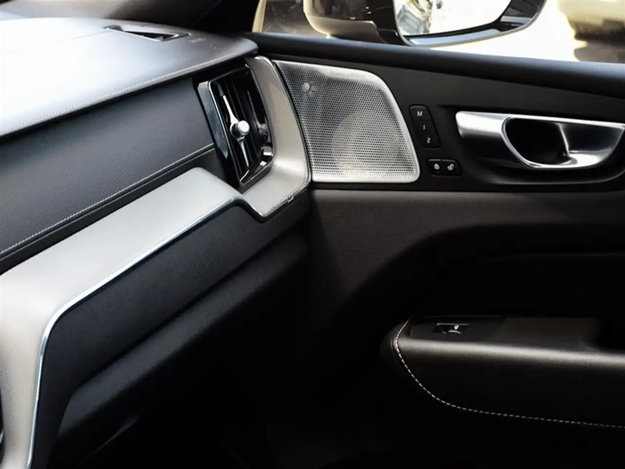 Volvo XC60 снимка Volvo XC60