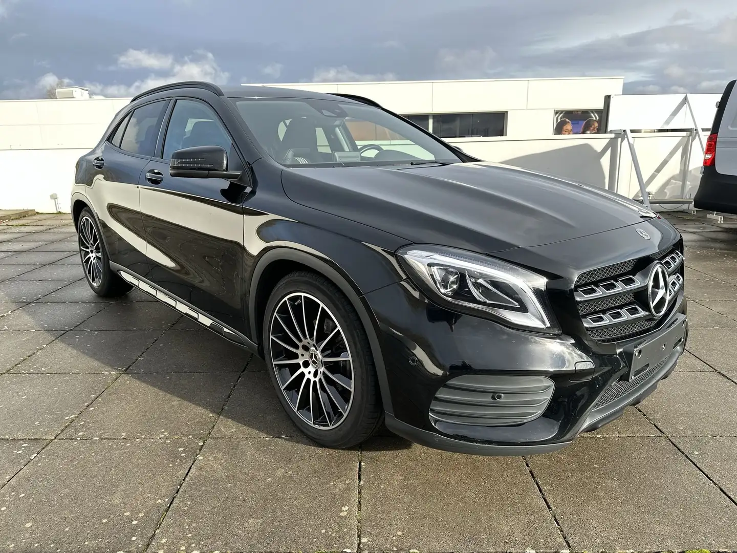 Mercedes-Benz GLA 200 WHITE ART EDITION/AMG/19"/NIGHTPAK/LED/NAVI Zwart - 1