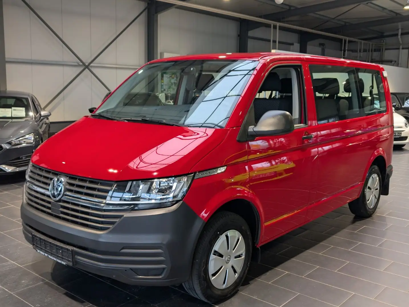 Volkswagen T6 Caravelle T6.1 Caravelle  Kurz Trendline Klimaaut. 9Sitzer Červená - 1