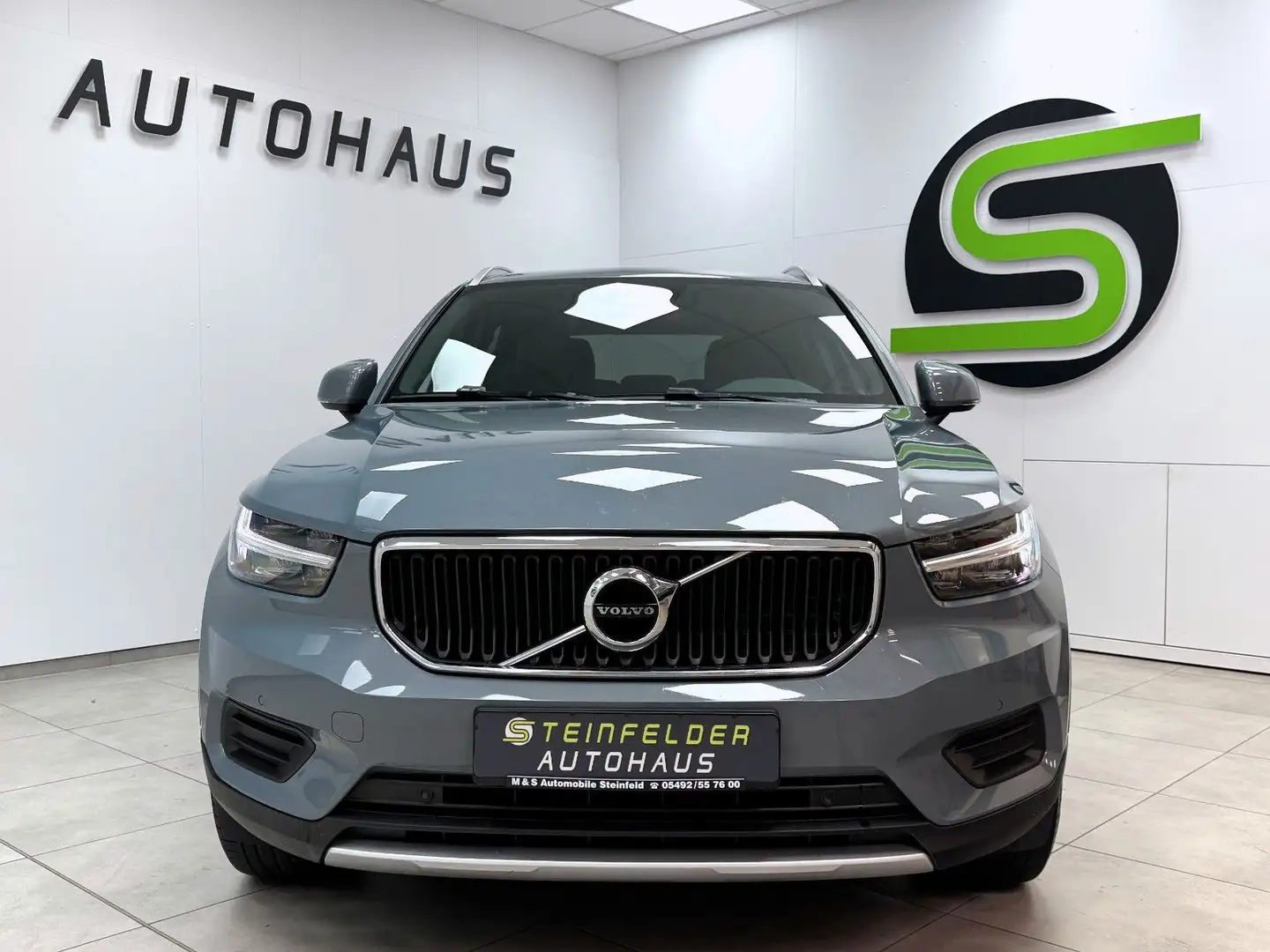 Volvo XC40 D4 Momentum Pro AWD / LED / AHK / KAMERA Grau - 2