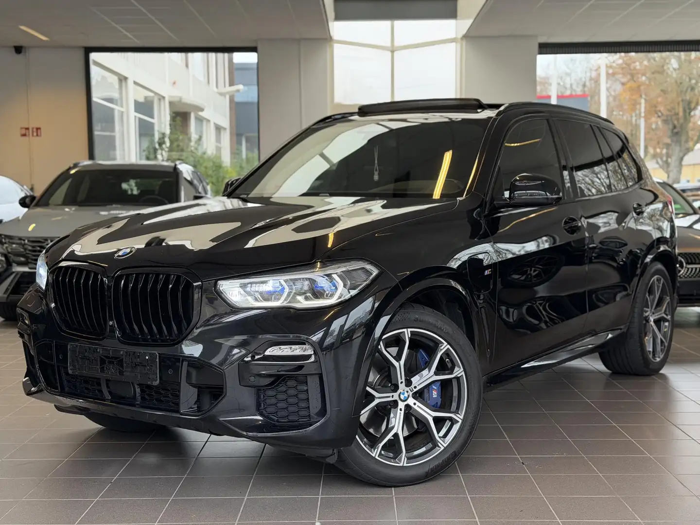 BMW X5 xDrive45e Executive PANO / NAVI / 360 / LASER BTW Zwart - 1