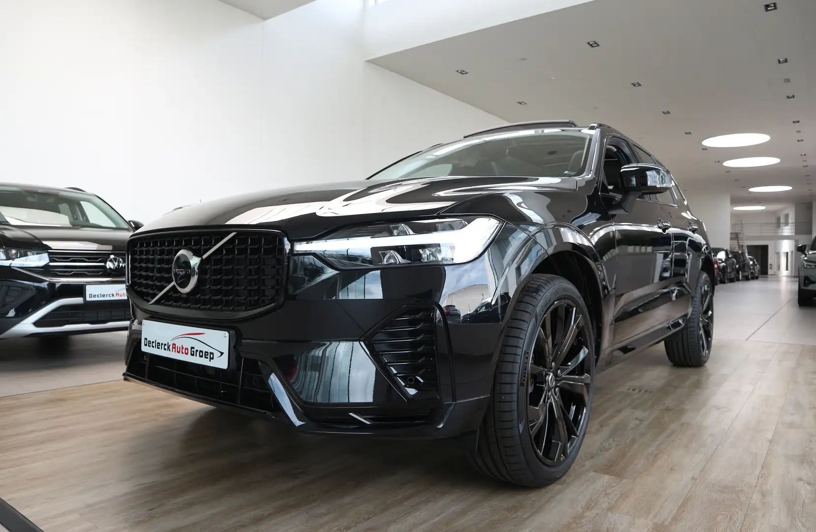 Volvo XC60 2.0 B4 *PLUS DARK*PANO*TREKHAAK*STANDVERWARMING!!! Zwart - 1