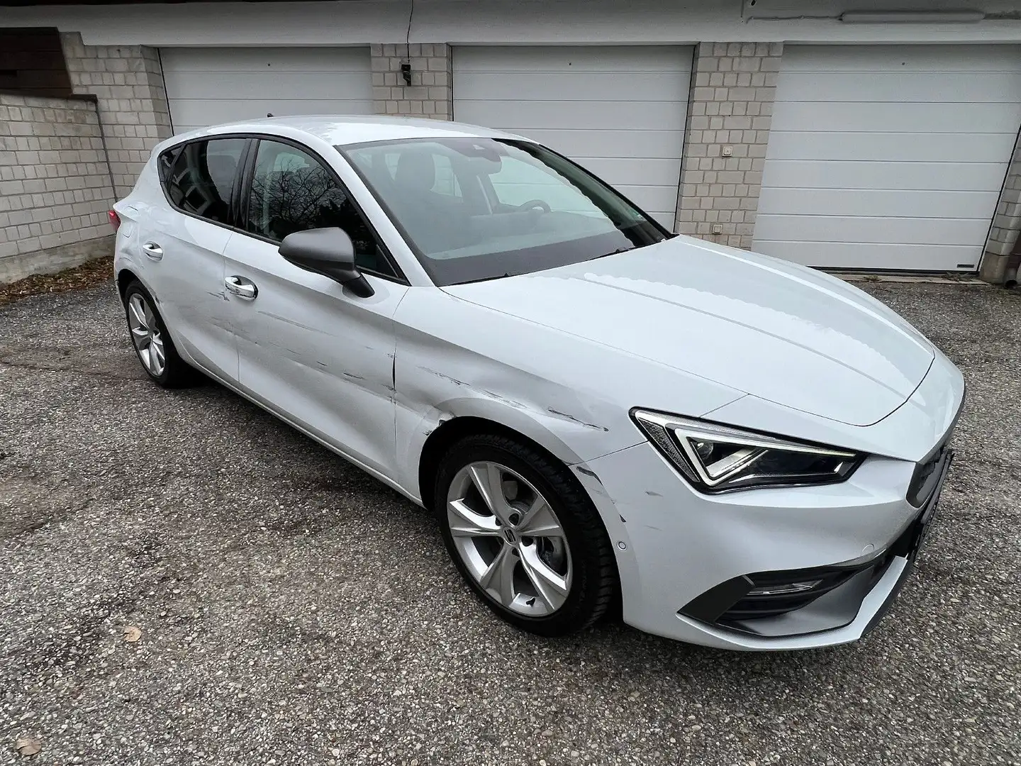 SEAT Leon 1.5 eTSI 110 kW FR Schaden re. voll fahrber Blanc - 1