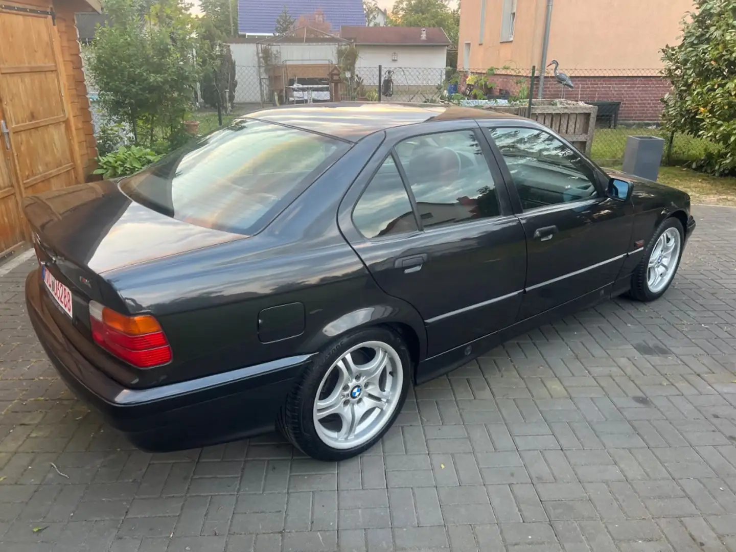 BMW 320 i Schiebedach, Leder, 1.Besitz, H-Kennzeichen Black - 2
