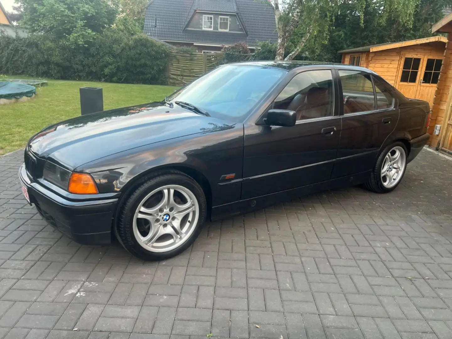 BMW 320 i Schiebedach, Leder, 1.Besitz, H-Kennzeichen Black - 1