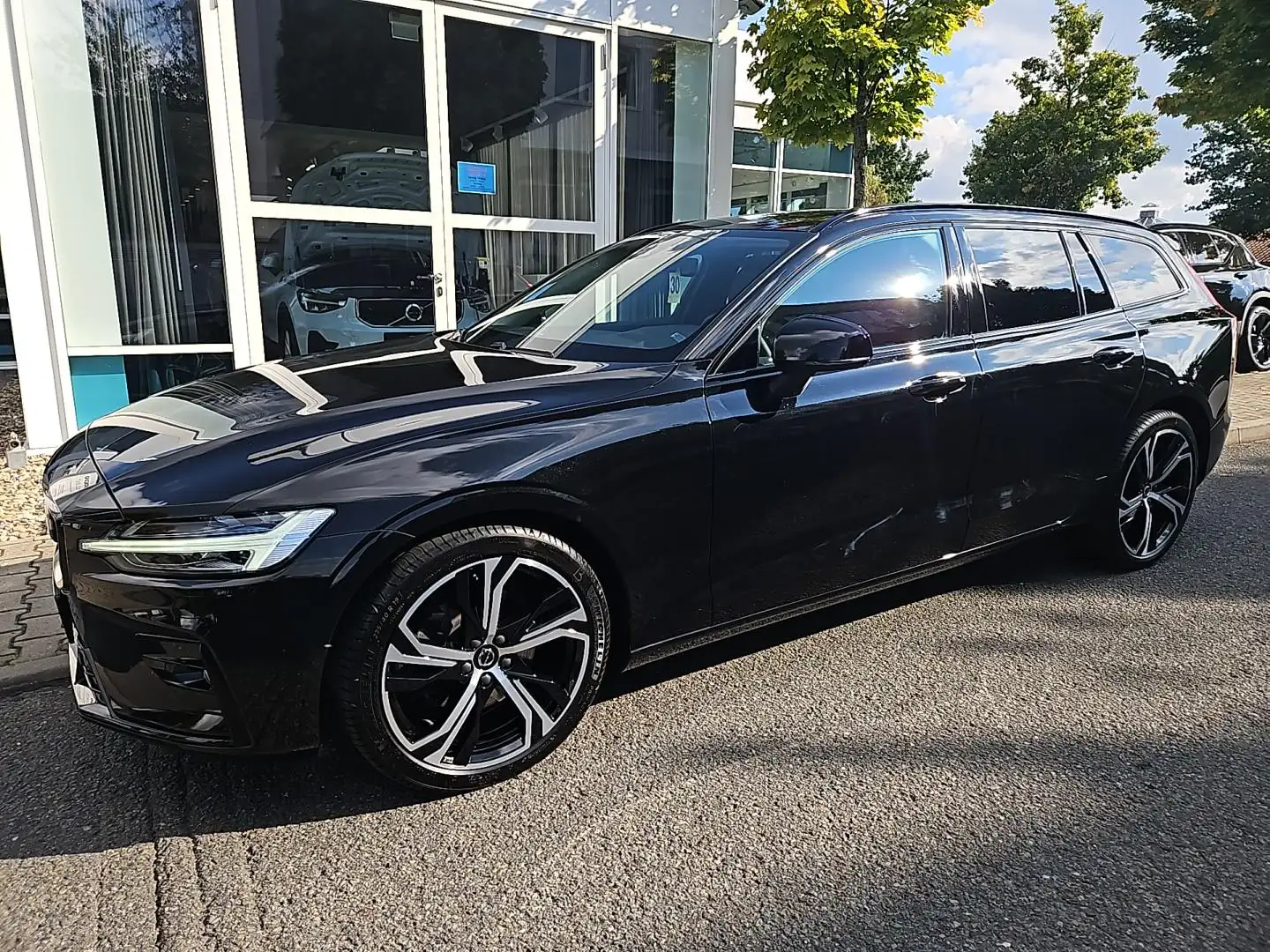 Volvo V60 B4 Plus Dark SK30 Schwarz - 1