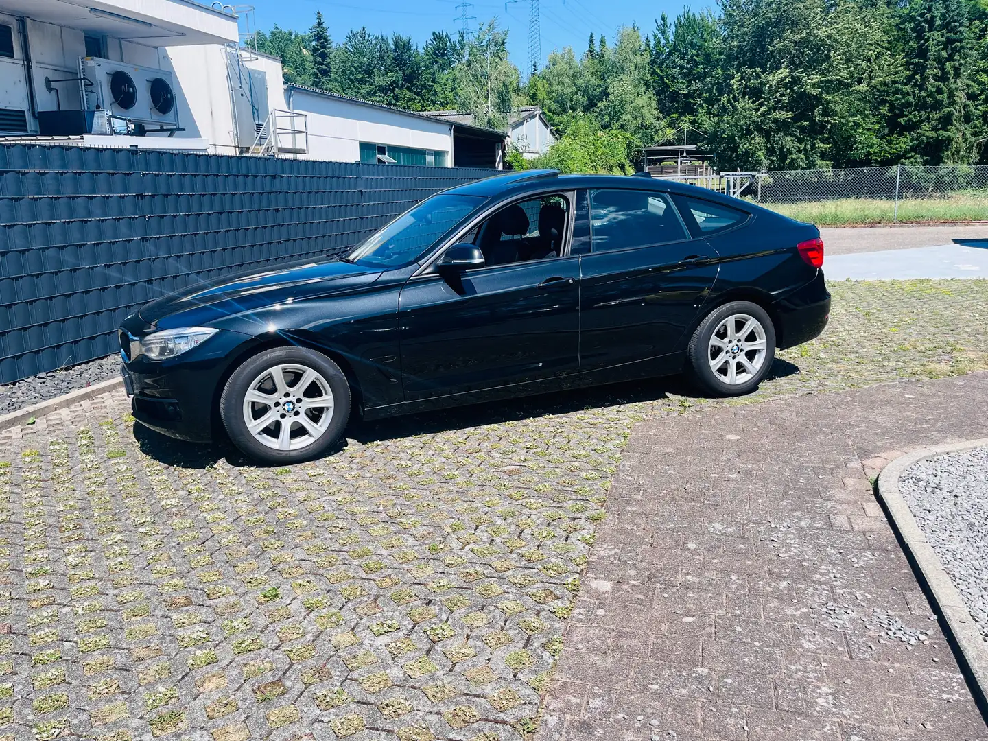 BMW 328 328i GT*GranTurismo*Navi*Panorama*AHK*Leder*HUD Schwarz - 2