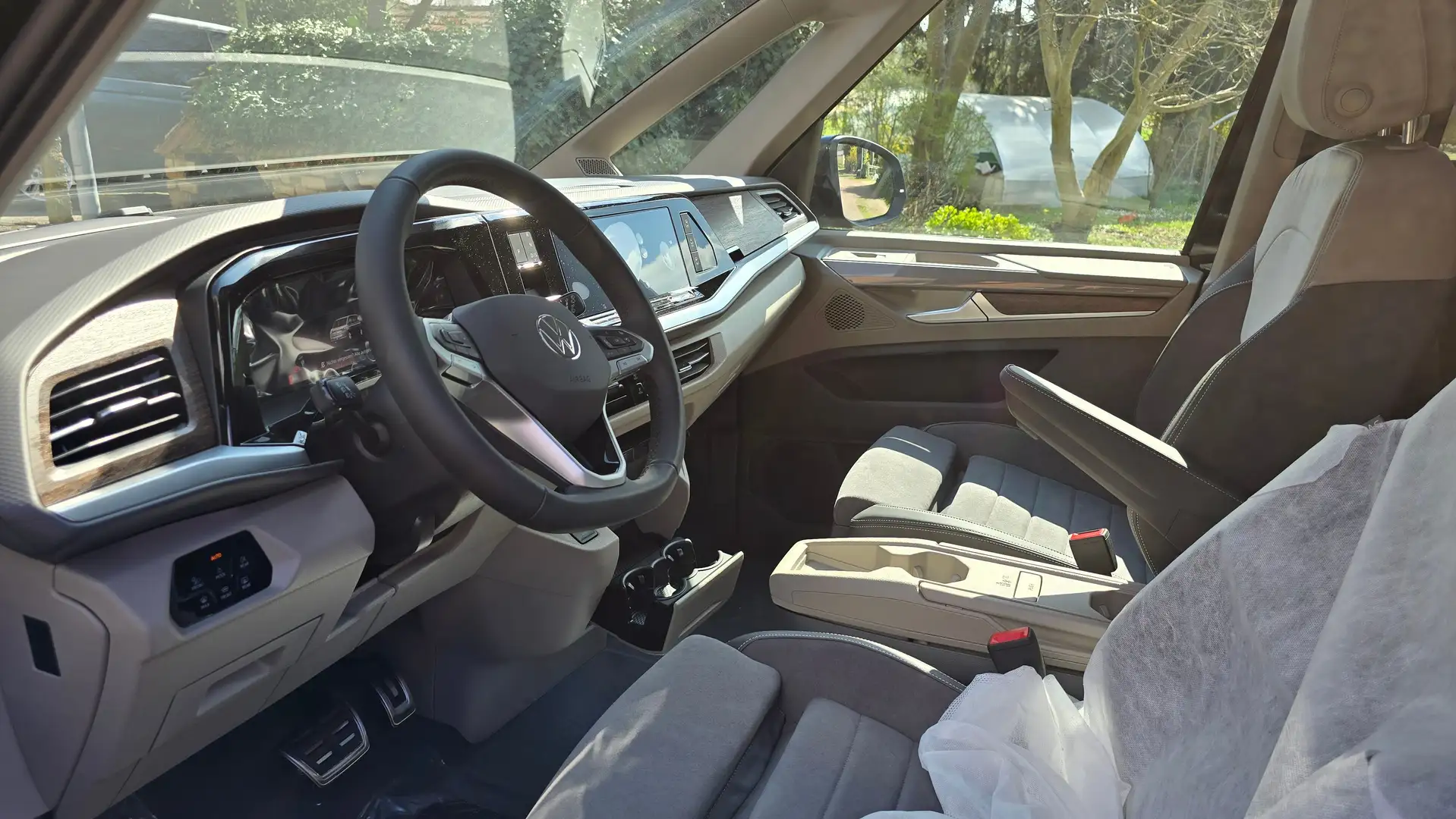 Volkswagen T7 Multivan Style e hybrid Allrad, VOLL!  AHK,Vis A Vis, Sound Schwarz - 2