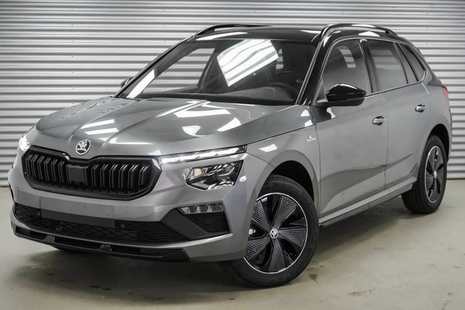 Skoda Kamiq 1.5 TSI DSG M. Carlo/ACC/Pano/18LM/LED/CAM/PDC/AHK Gris - 1
