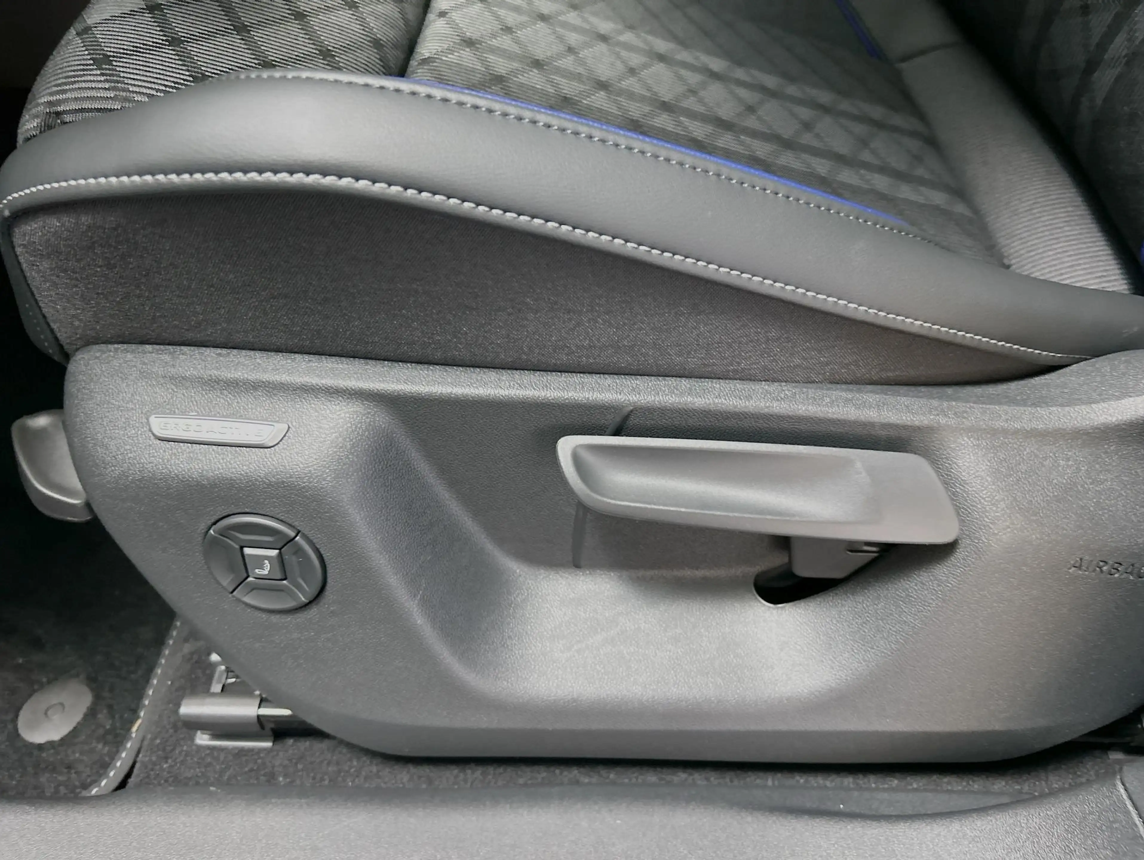 Volkswagen Tayron R-Line 1.5 eTSI DSG CarPlay Pano Black — photo 12