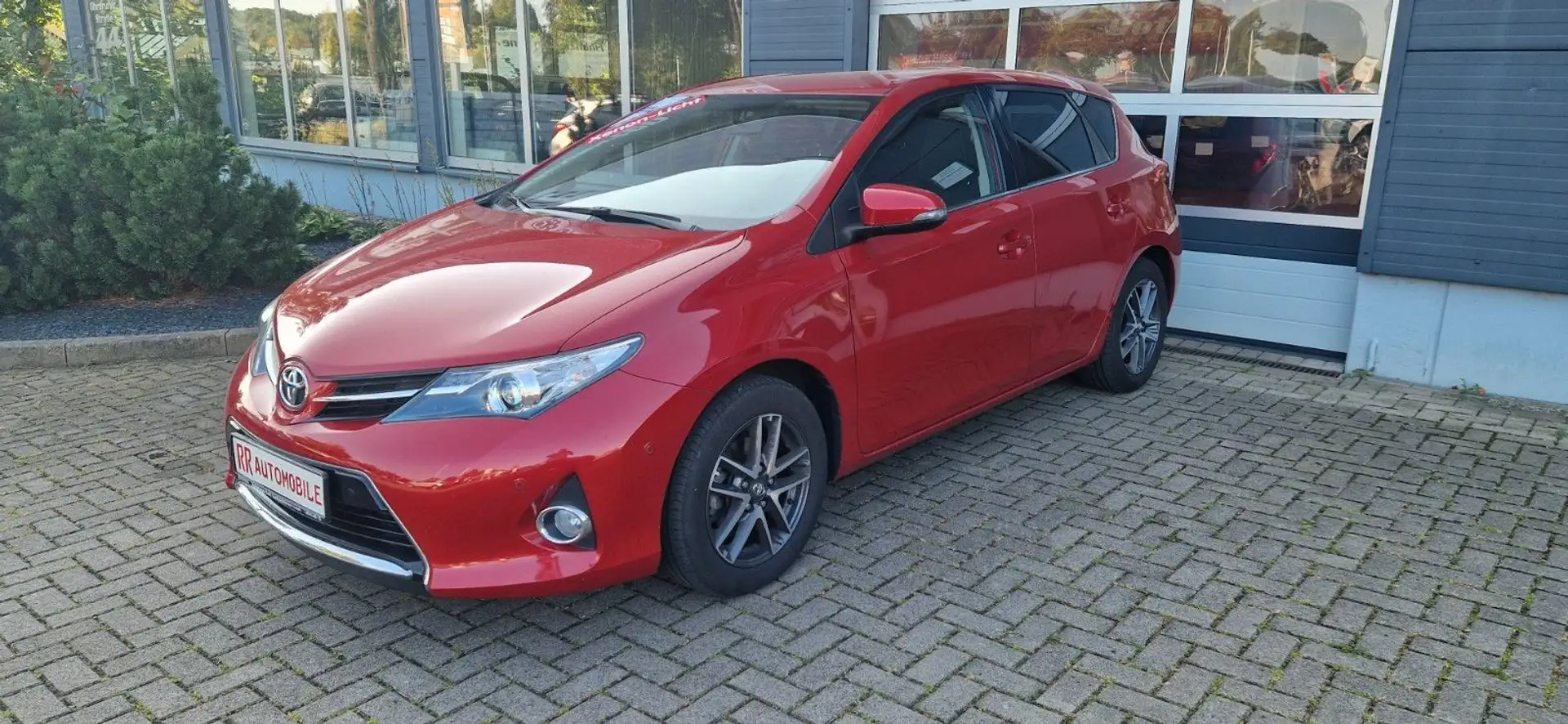 Toyota Auris Life+ Rot - 1
