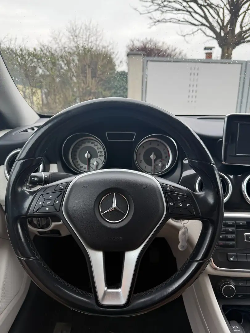 Mercedes-Benz CLA 200 Schwarz - 2