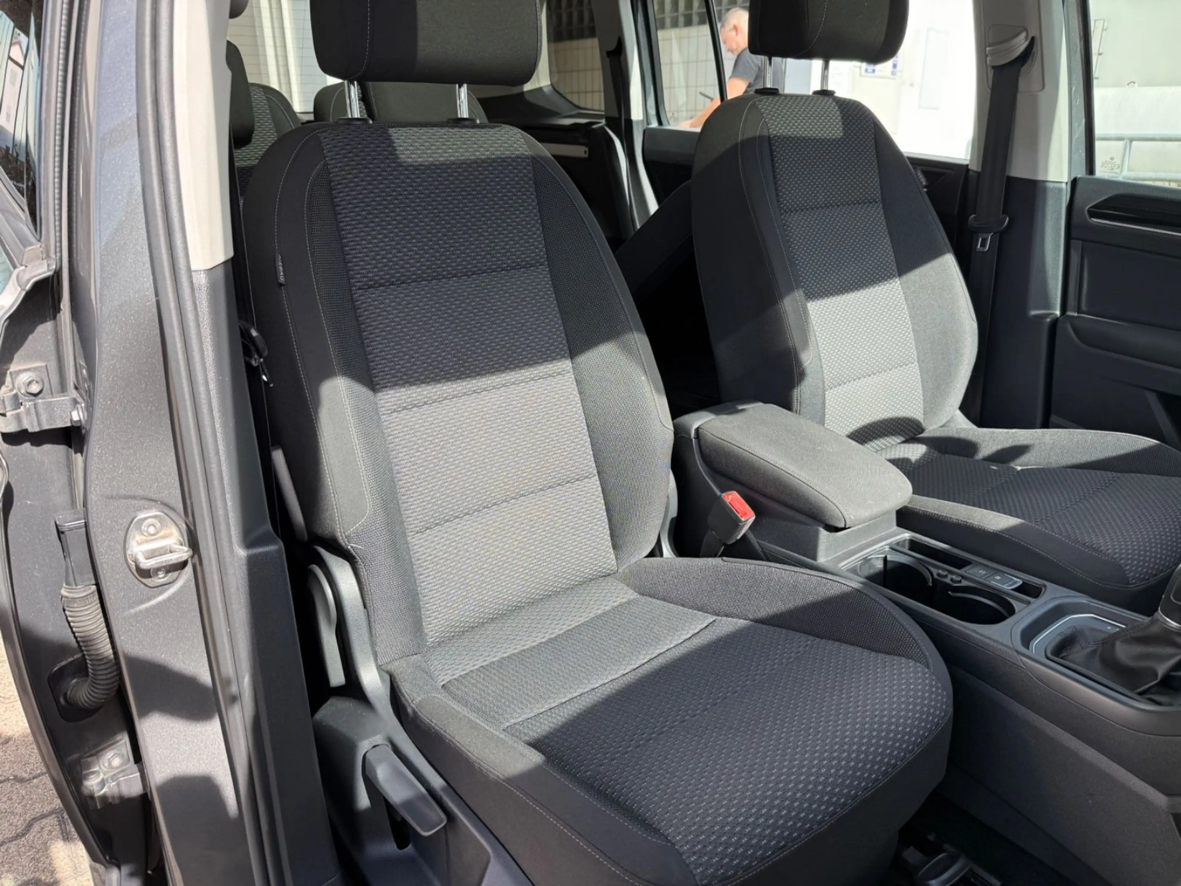 Volkswagen Touran Comfortline 2.0TDI DSG | 7-Sitzer | Pano — photo 22
