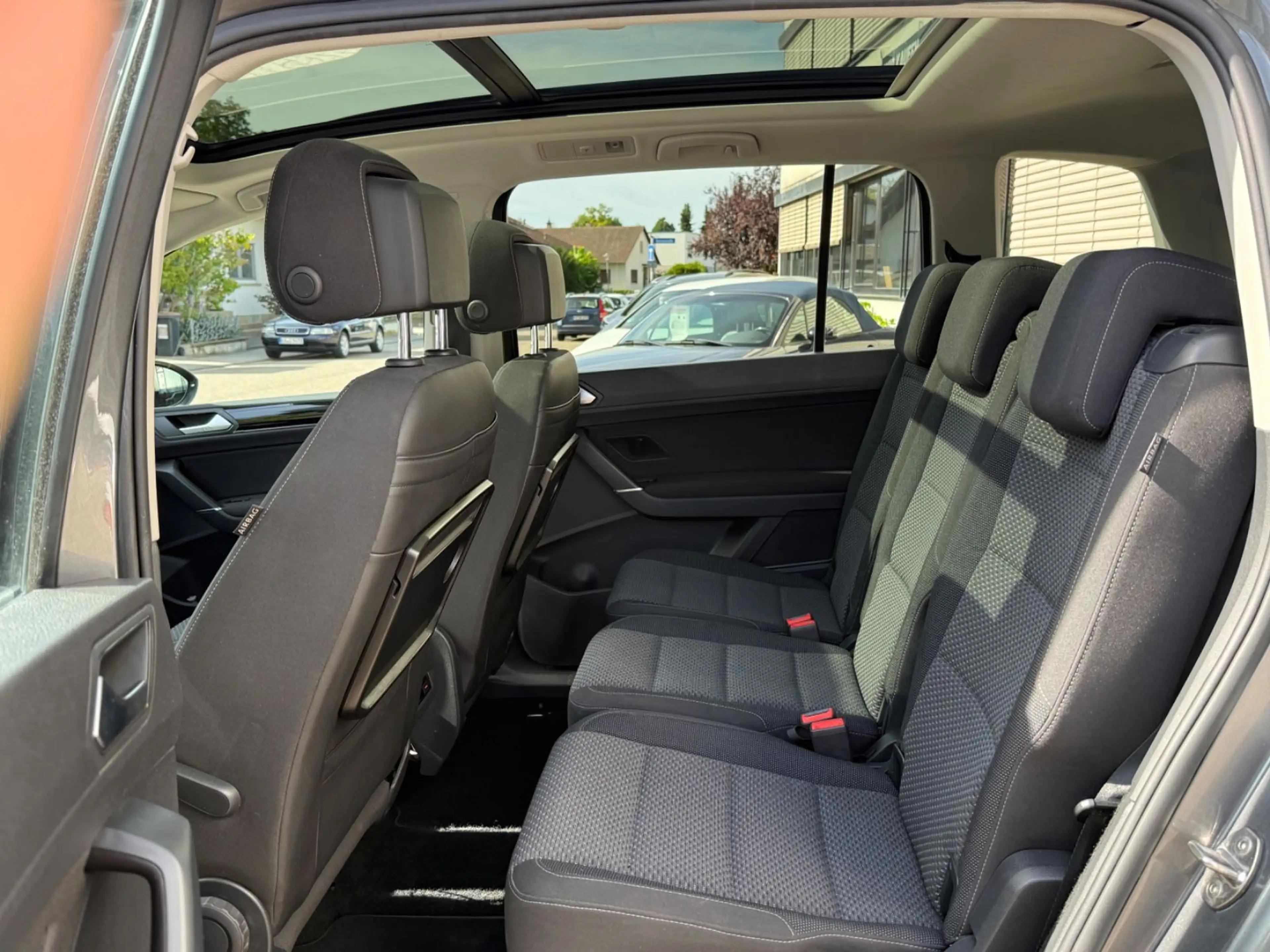 Volkswagen Touran Comfortline 2.0TDI DSG | 7-Sitzer | Pano — photo 9