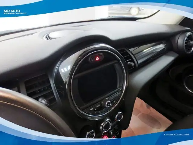 Mini Hatch view 5