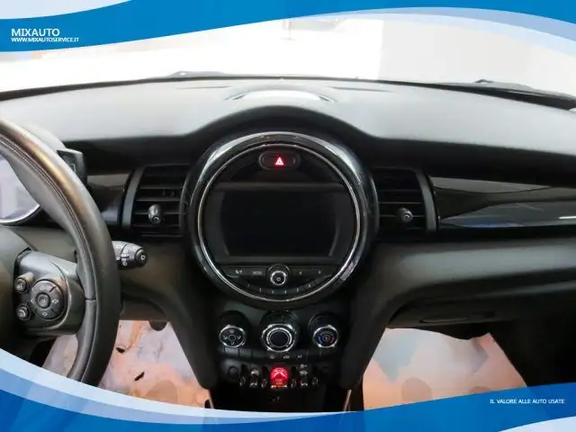 Mini Hatch view 6