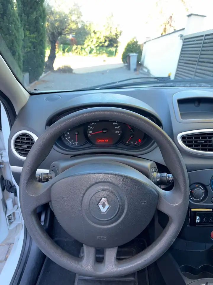 Renault Clio Citadine 3 portes — photo 8