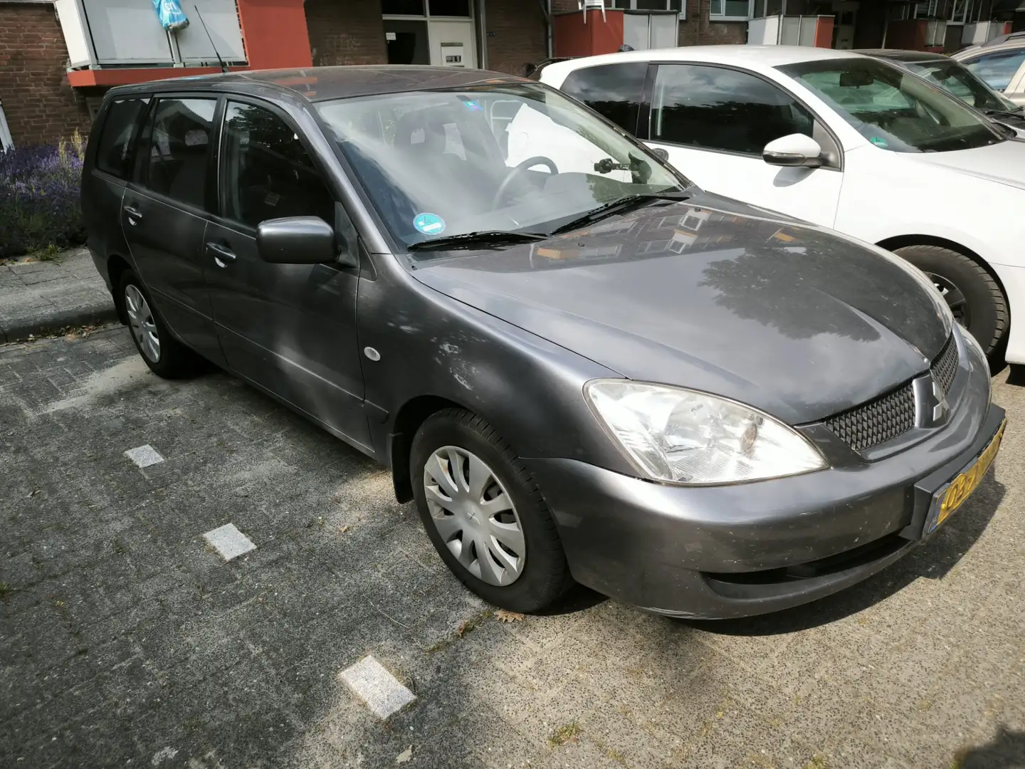 Mitsubishi Lancer 1.6 Inform Grijs - 1