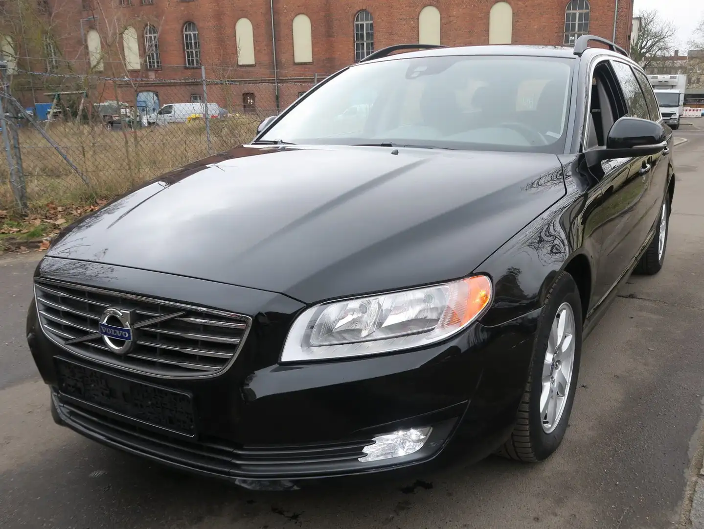Volvo V70 Kinetic Schwarz - 1