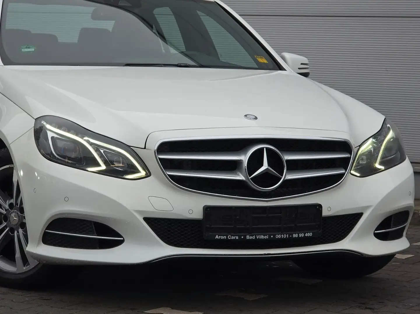 Mercedes-Benz E 220 Limousine (Automatik/TOP ZUSTAND!) Weiß - 2