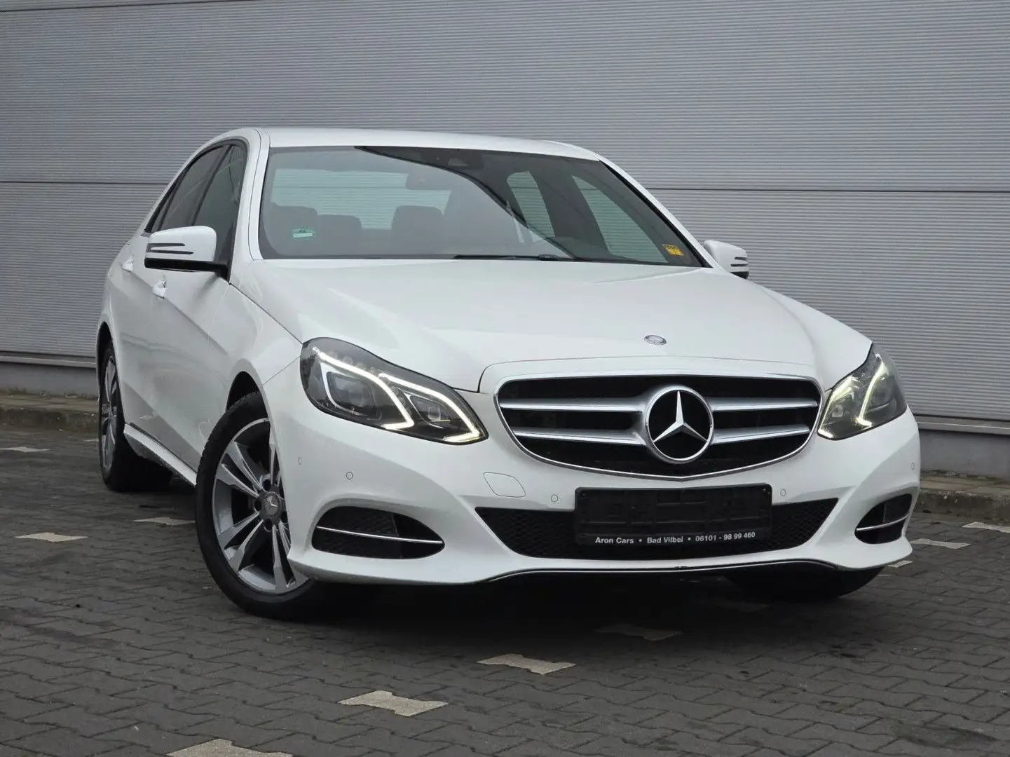 Mercedes-Benz E 220 Limousine (Automatik/TOP ZUSTAND!) Weiß - 1