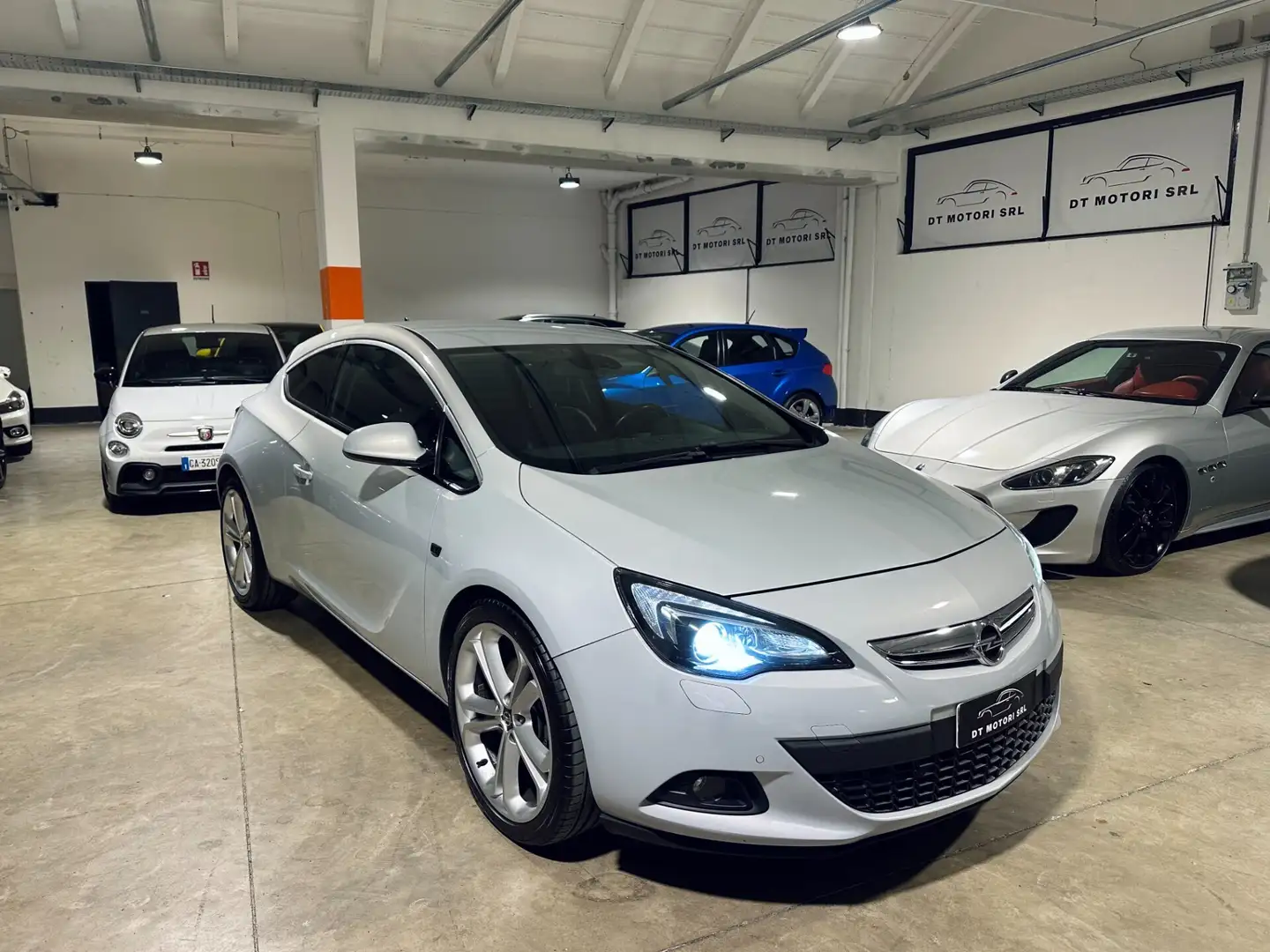Opel Astra Astra GTC 2.0 CDTI 165CV 3 porte Cosmo - DISTRIBUZ Gris - 1