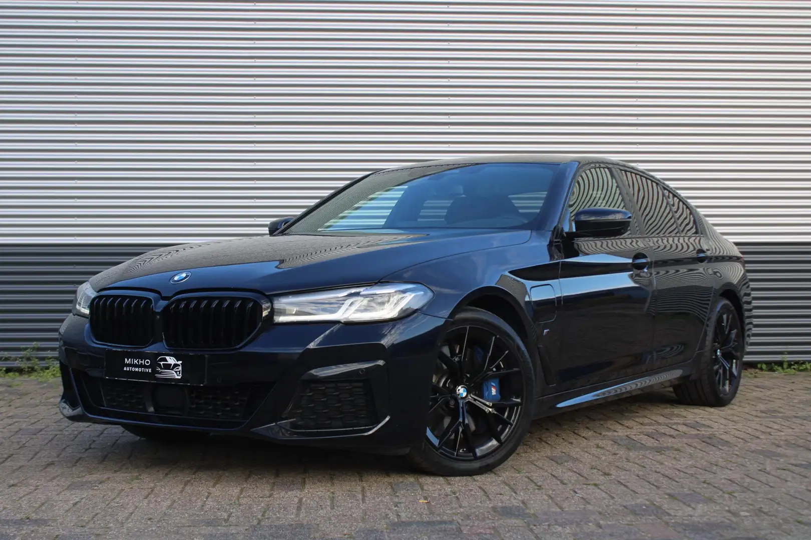 BMW 545 5-serie 545e M-Sport Individual | LED | Harman Kar Zwart - 1