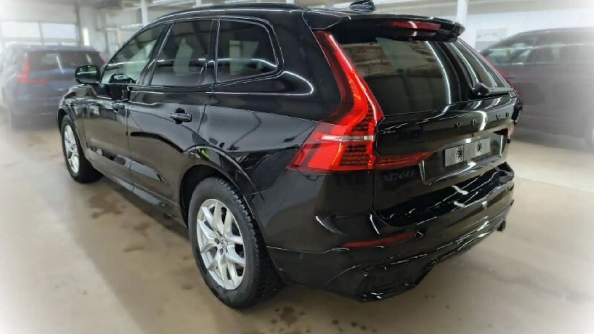 Volvo XC60 B5 Pl. Bl. Ed. AWD PANO AHK Luftfederung 21 Schwarz - 2