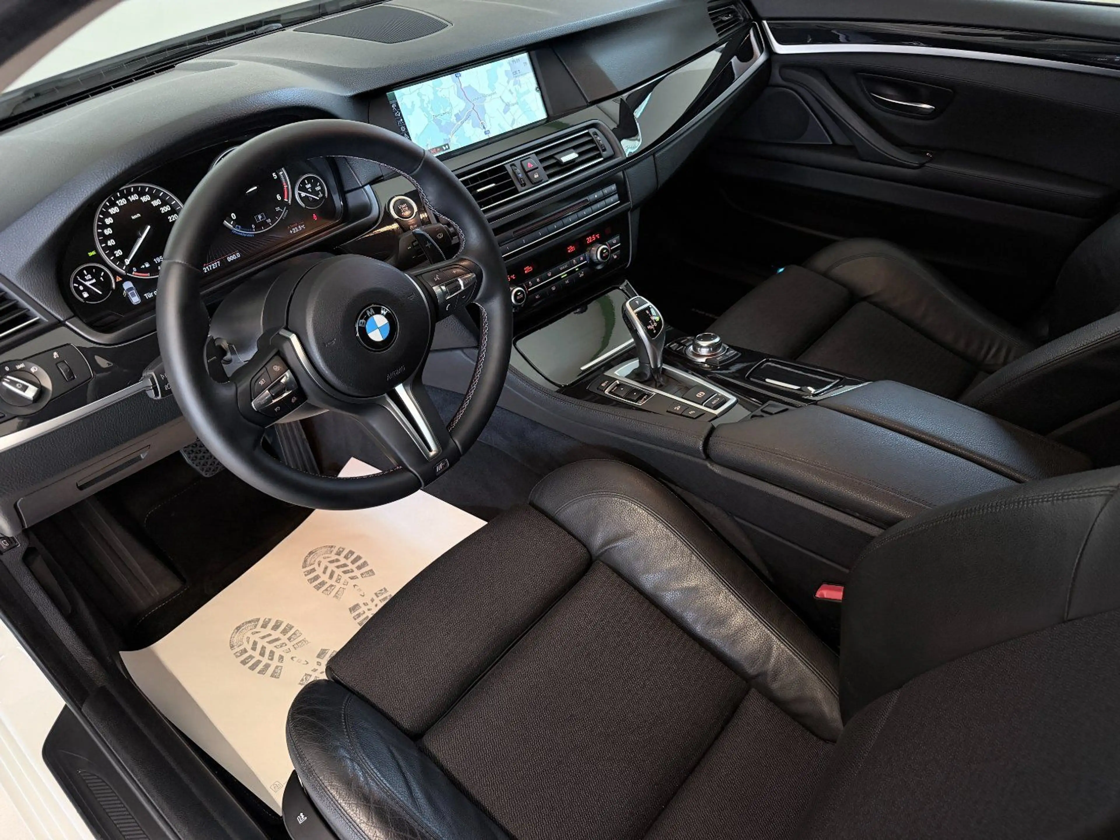 BMW 525 d Touring xDrive*M-SPORT*AHK*R-KAMERA* — photo 12