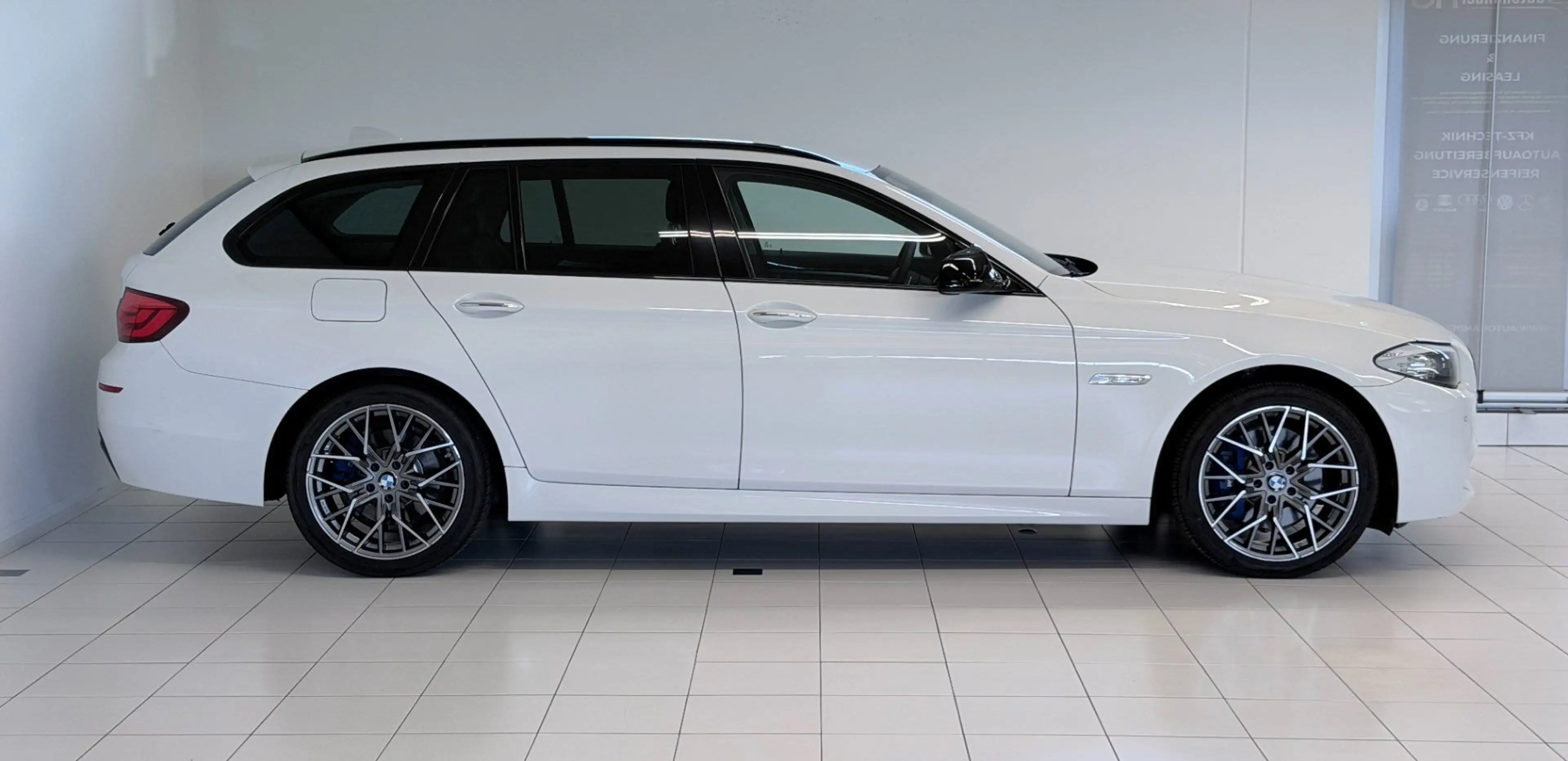 BMW 525 d Touring xDrive*M-SPORT*AHK*R-KAMERA* — photo 4