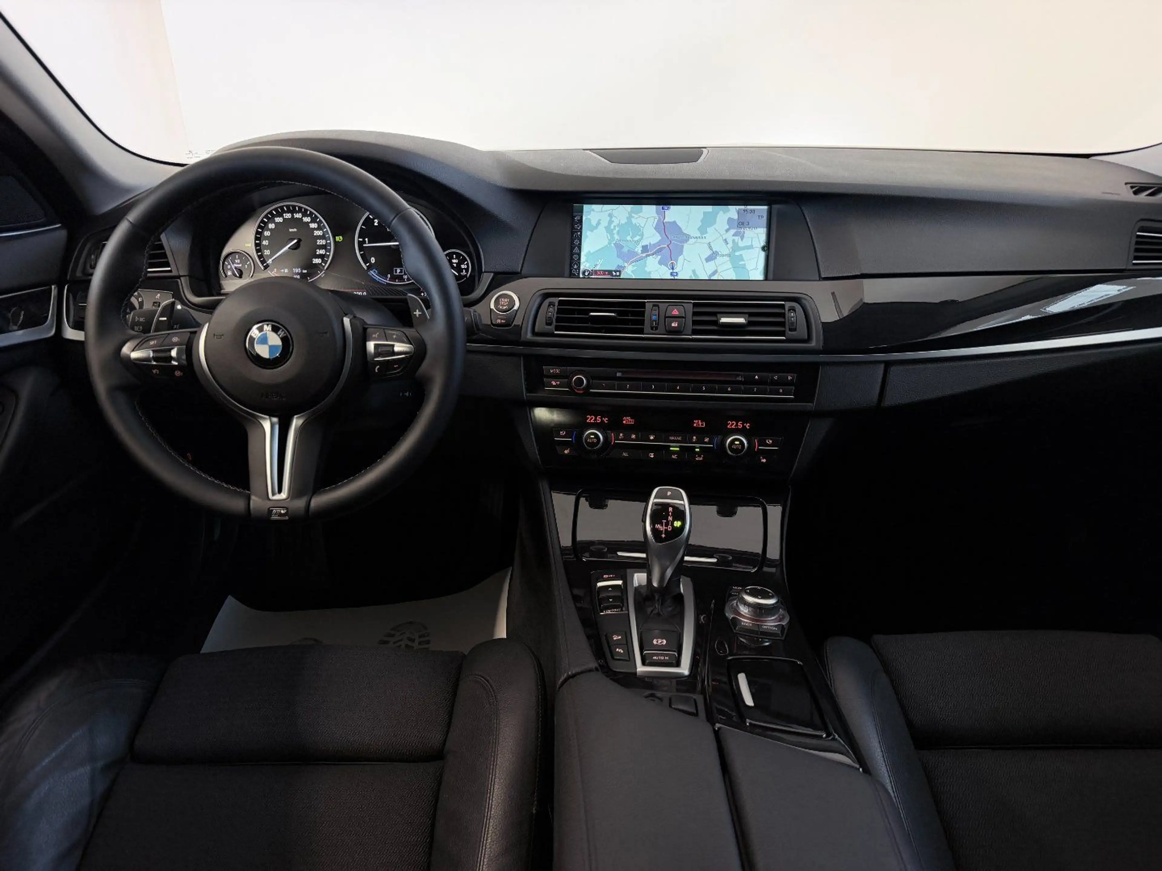BMW 525 d Touring xDrive*M-SPORT*AHK*R-KAMERA* — photo 15