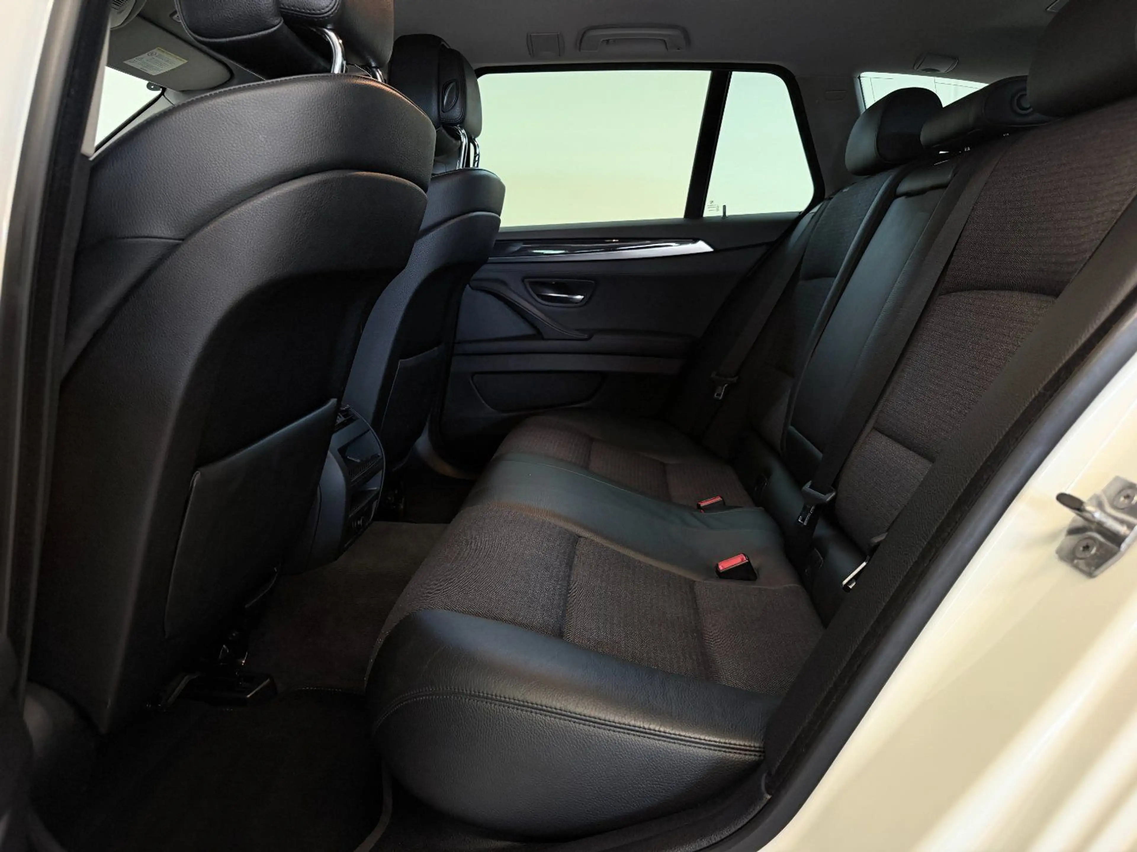BMW 525 d Touring xDrive*M-SPORT*AHK*R-KAMERA* — photo 14