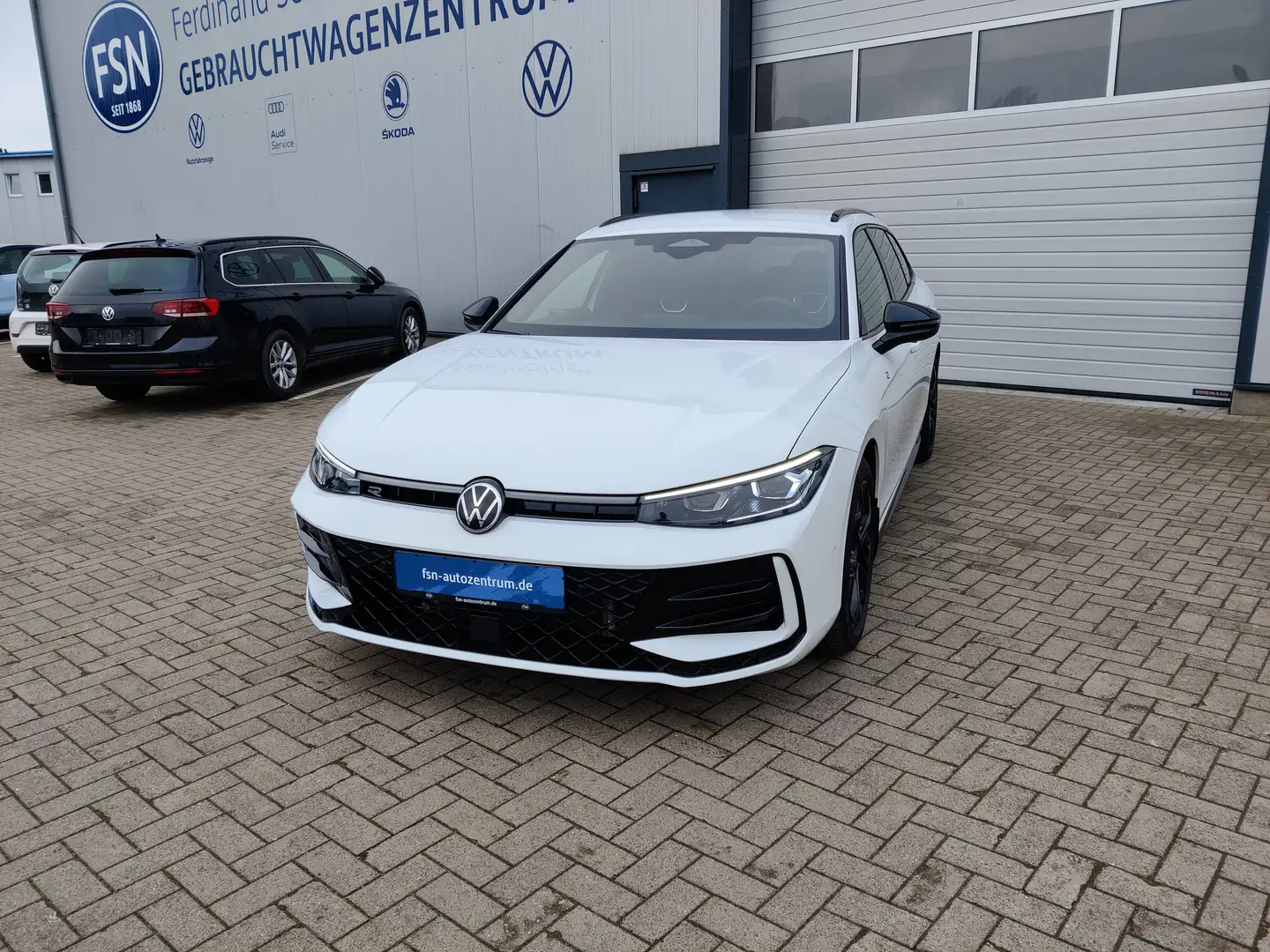 Volkswagen Passat 2.0 TDI R-Line AWD Black Style AHK StHz Wit - 1