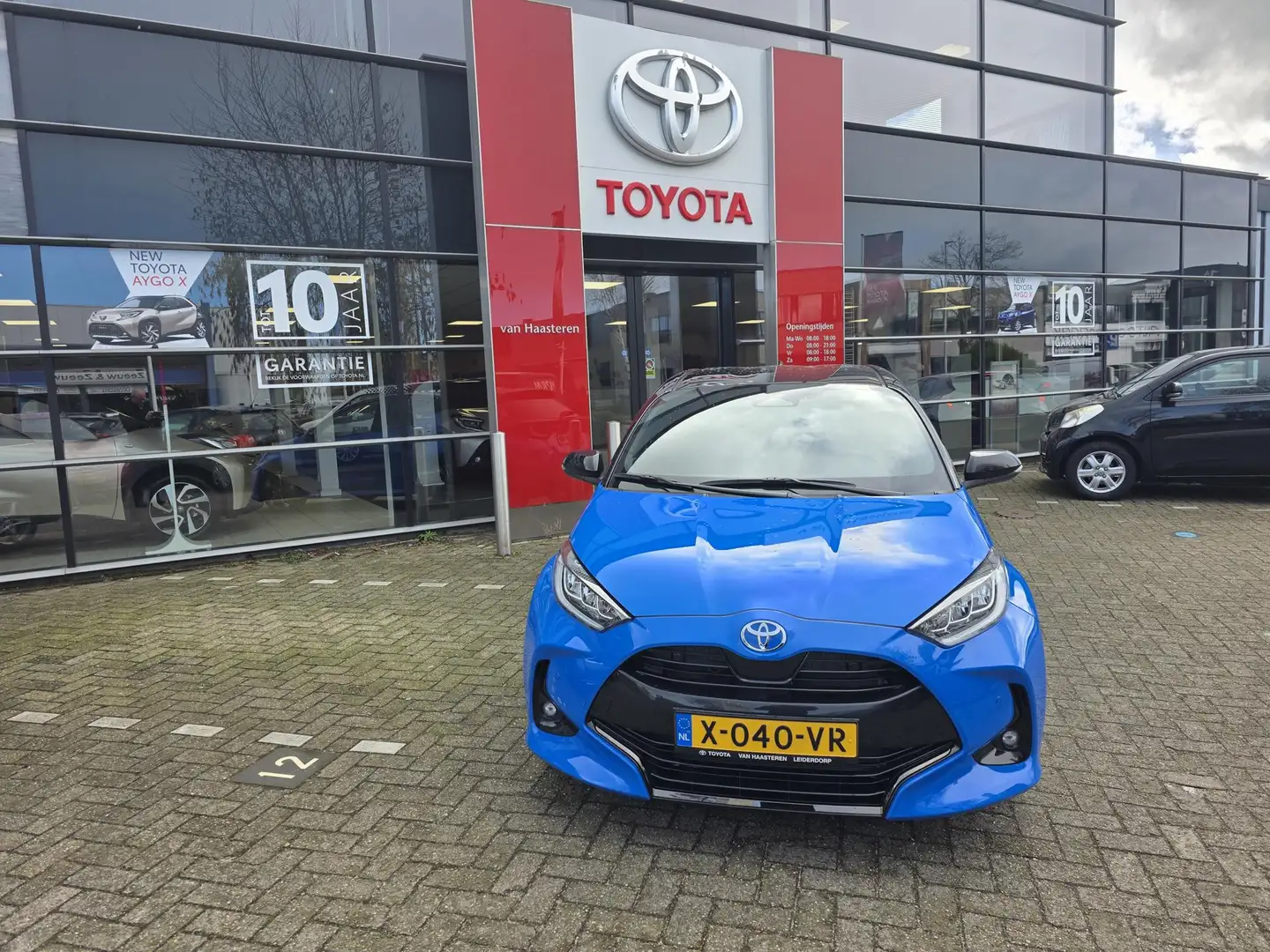 Toyota Yaris 1.5 Hybrid 130pk CVT Launch Edition Blauw - 1