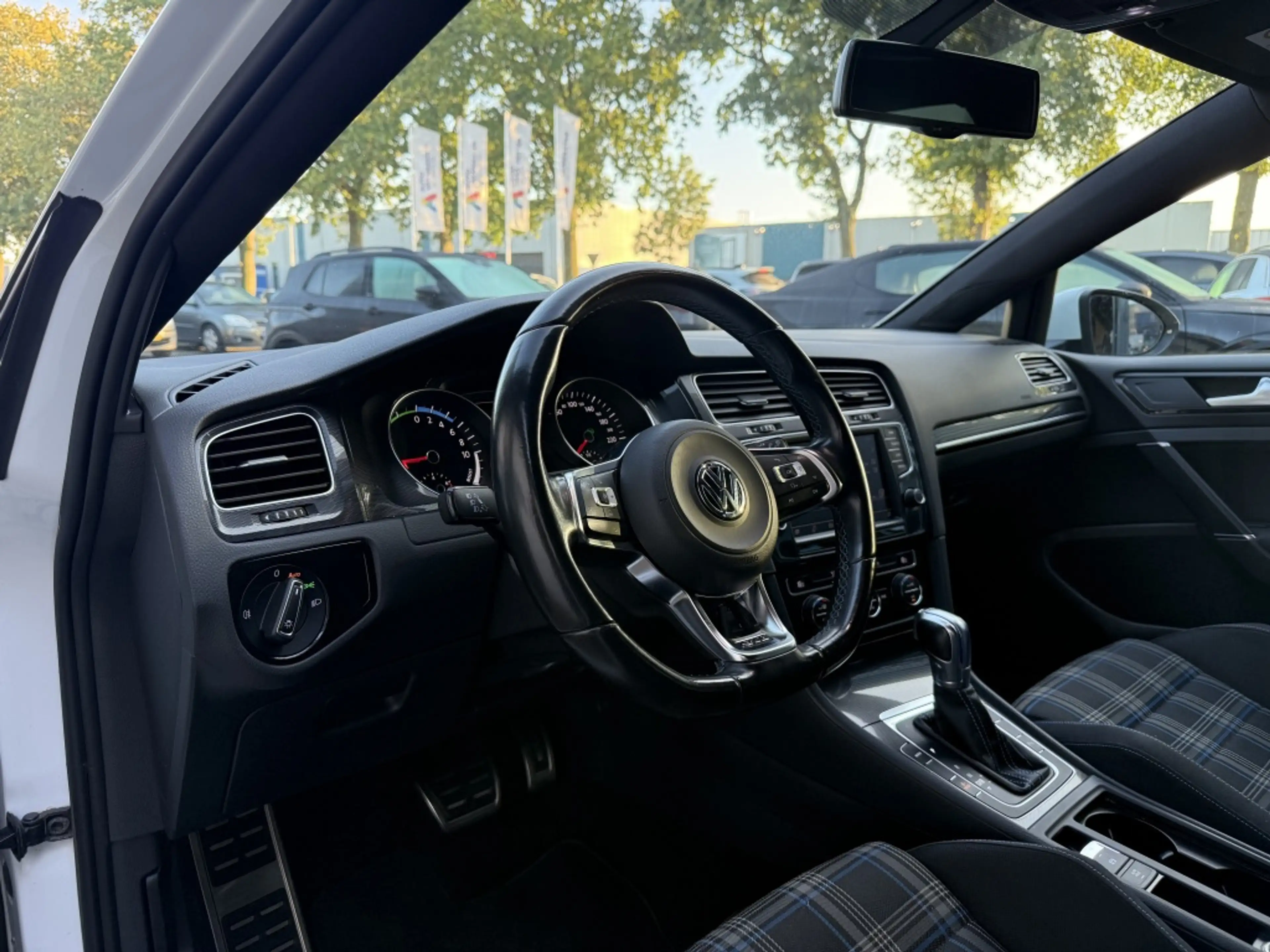 Volkswagen Golf GTE 1.4 TSI — photo 2
