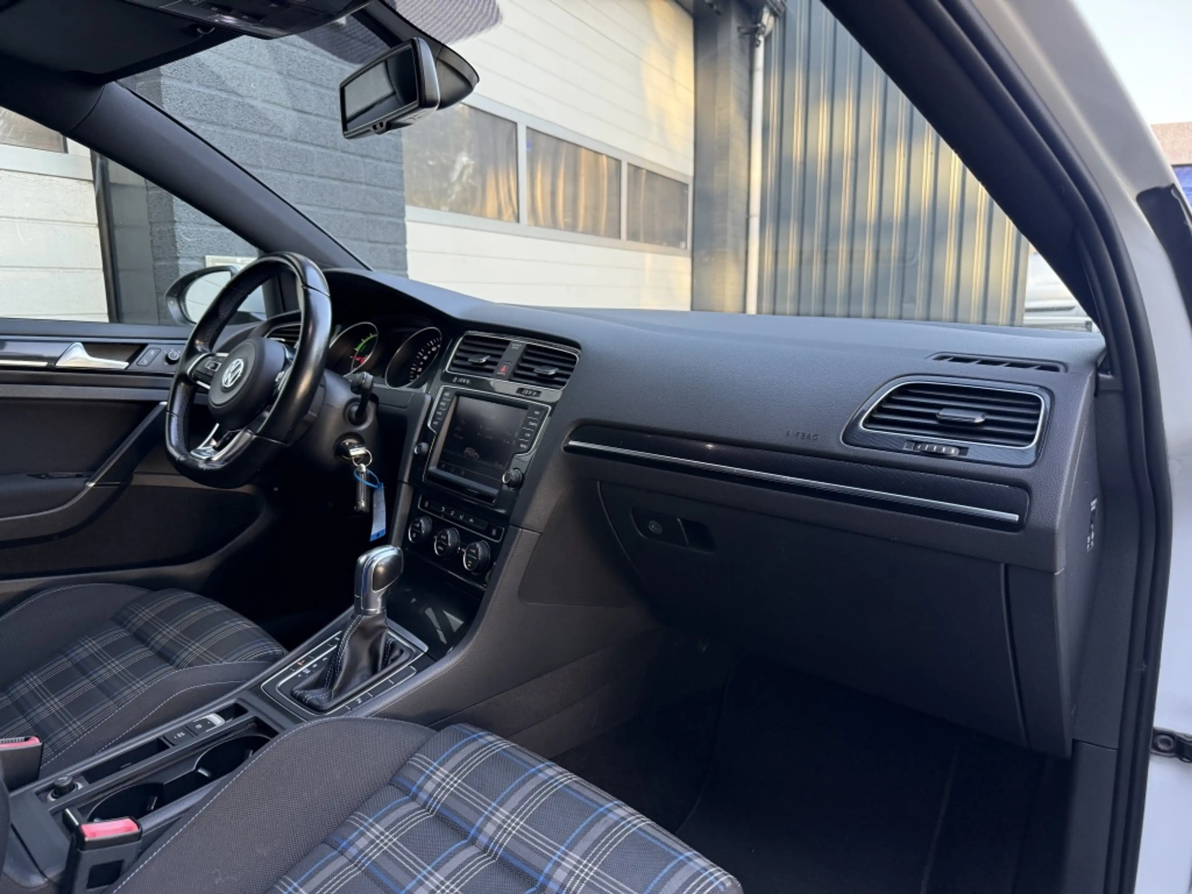 Volkswagen Golf GTE 1.4 TSI — photo 14