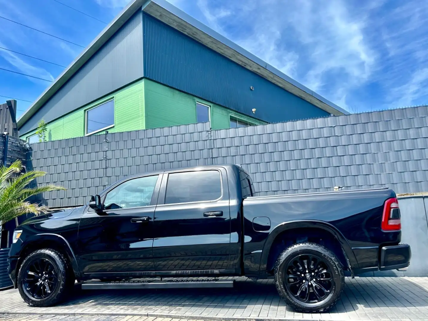 Dodge RAM 5,7 V8 OFFROAD"LARAMIE-BLACK BEAST-PANORAMA Schwarz - 2