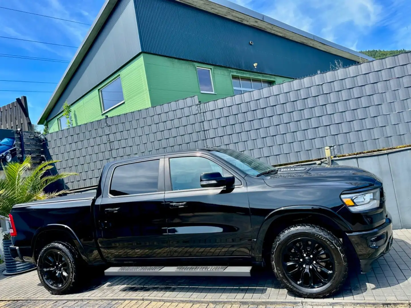 Dodge RAM 5,7 V8 OFFROAD"LARAMIE-BLACK BEAST-PANORAMA Schwarz - 1