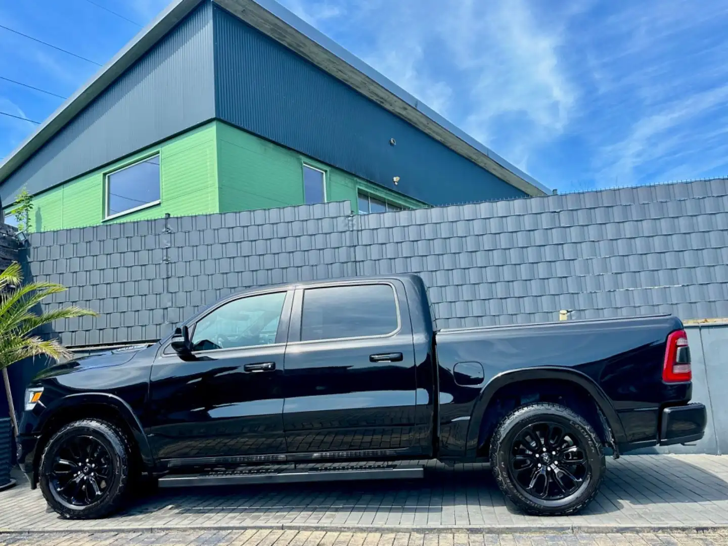 Dodge RAM 5,7 V8 OFFROAD"LARAMIE-BLACK BEAST-PANORAMA Schwarz - 2