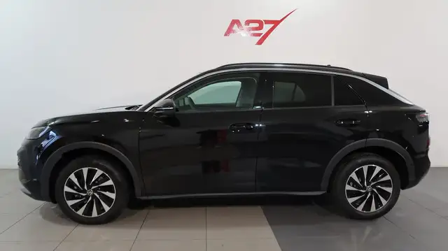 Volkswagen T-Roc view 3